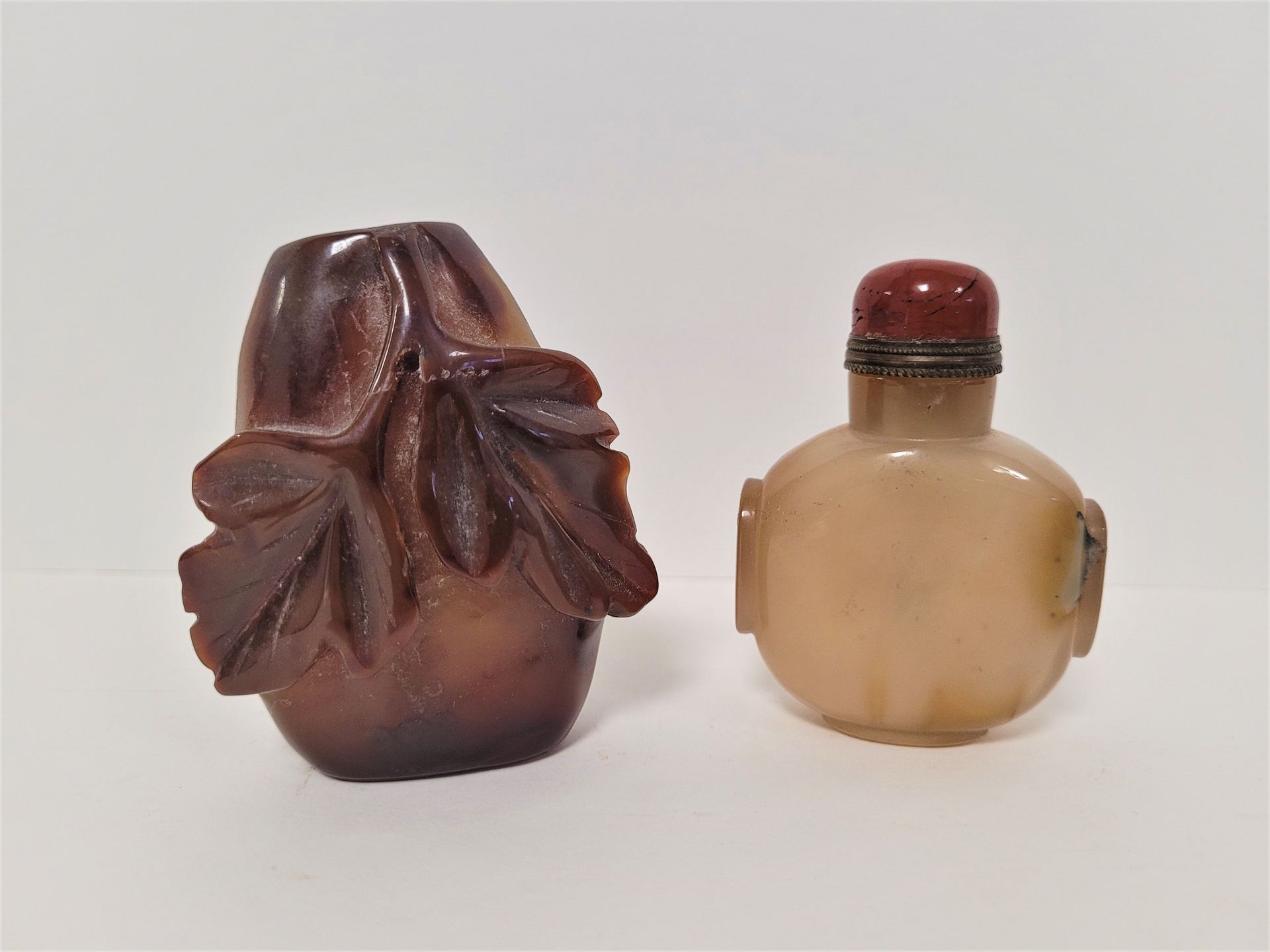 Null Two agate snuff bottles, China, 20th century 
One piriform with carved leaf&hellip;