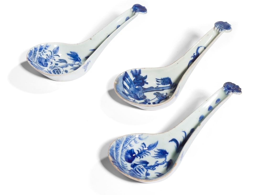 Null 三个瓷勺，中国，19
世纪釉下彩马和灌木的装饰
。

标识Ngoan Ngoc为玉石对象。
长度：18.5厘米一个
勺子有两个缺口。