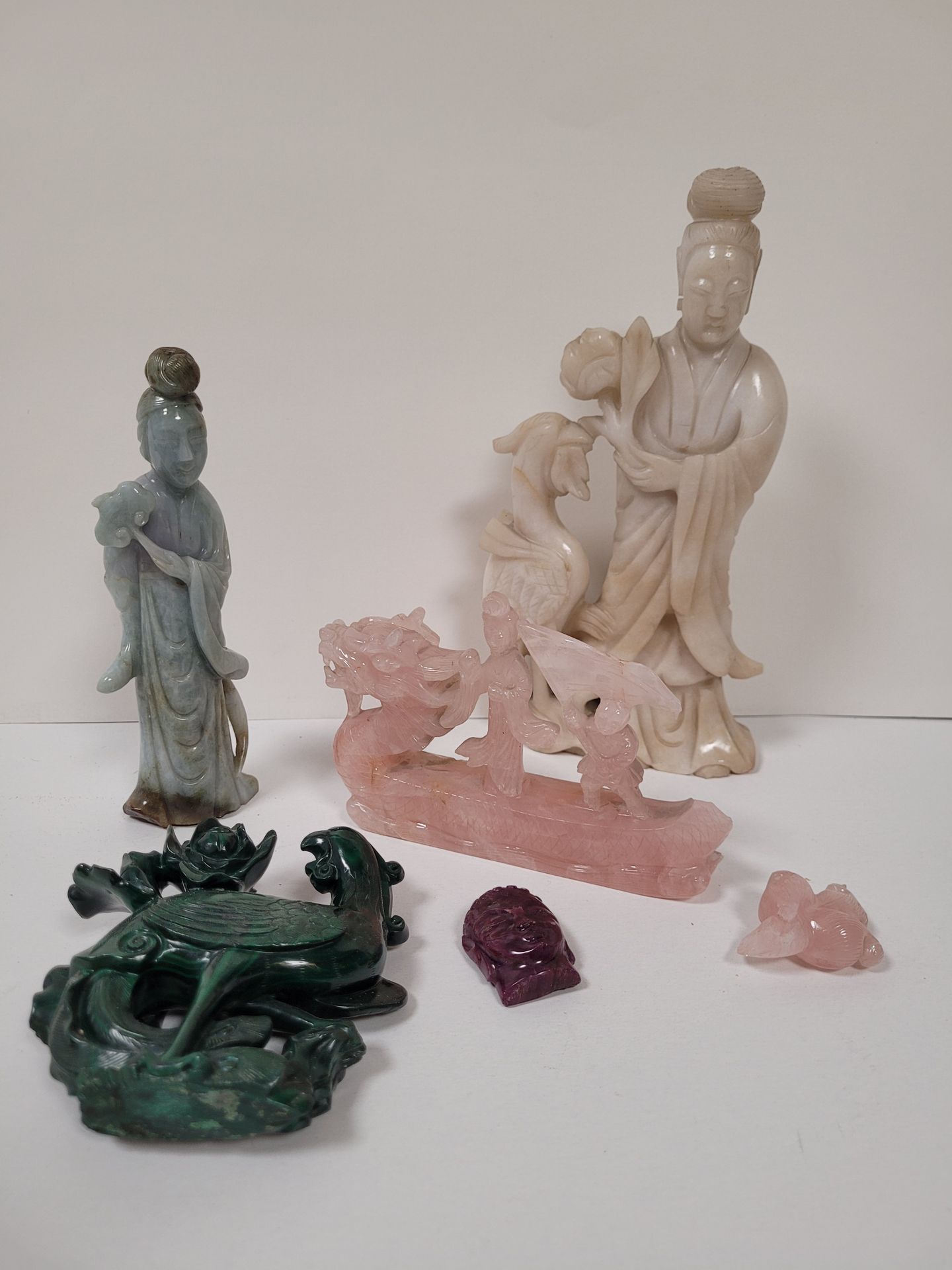 Null Satz von vier Hartsteinstatuetten, China, 20. Jahrhundert
: 
- 1 Guanyin, b&hellip;