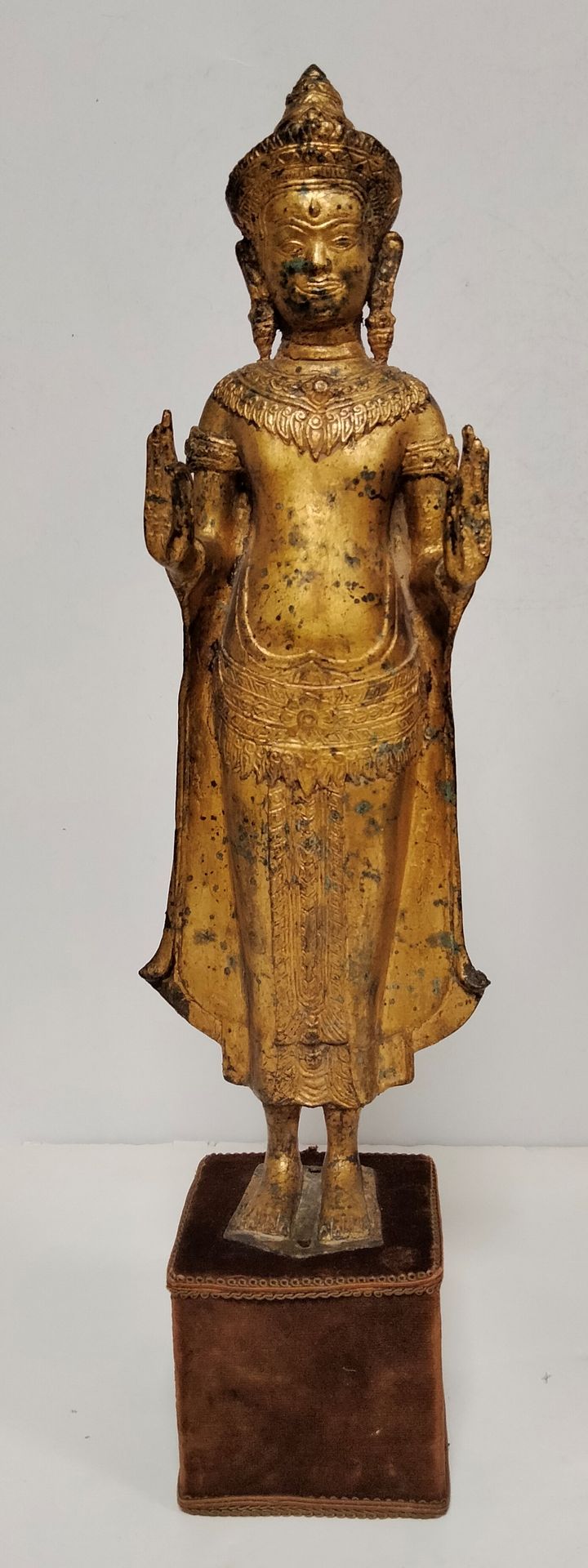 Null 佛像，泰国 站在
保护的abhaya mudra中。青铜镀金，底座覆盖棕色天鹅绒。
高度：46厘米