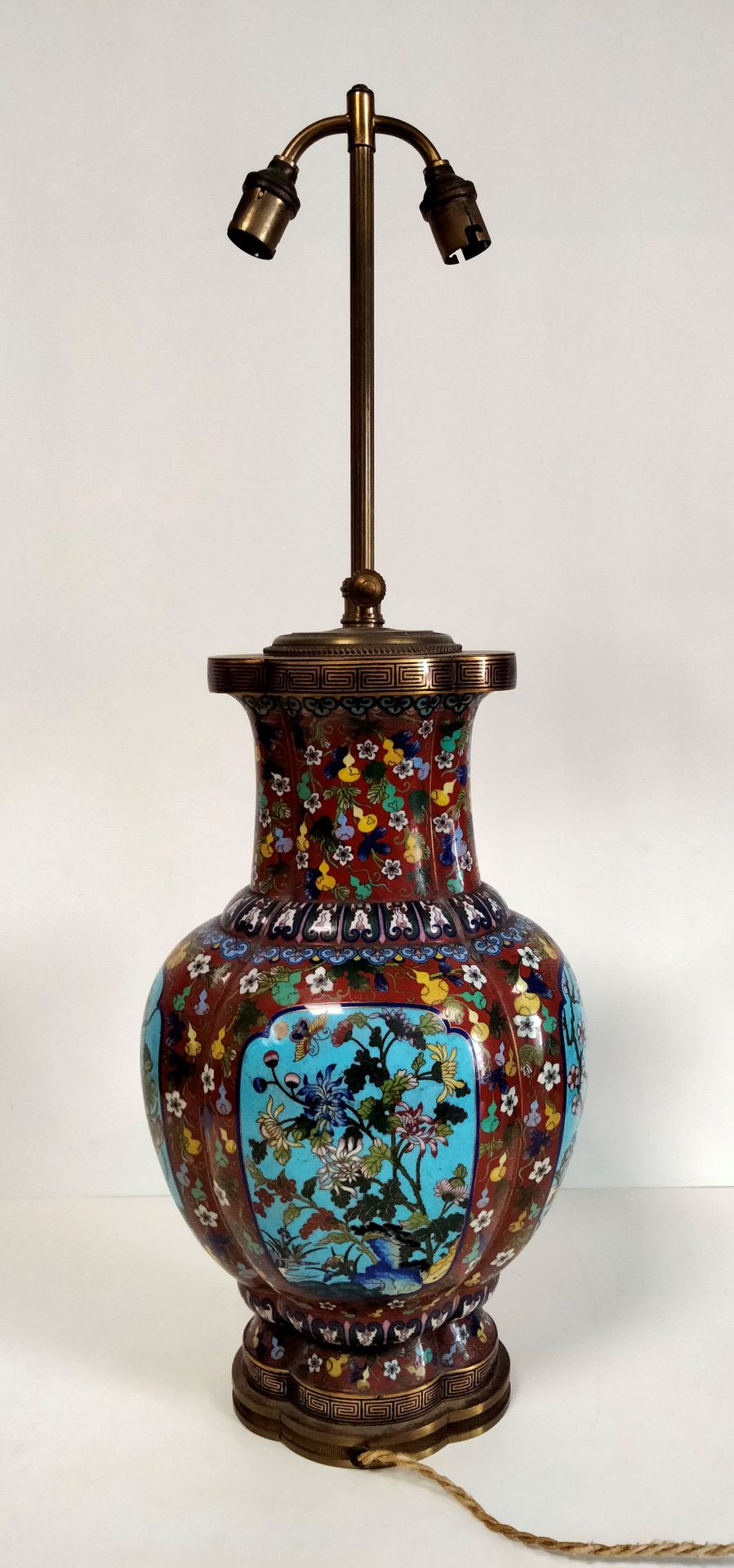 Null Cloisonné-Emaille-Vase, China, Ende 19. - Anfang 20. Jh.
Vierlappige Balust&hellip;