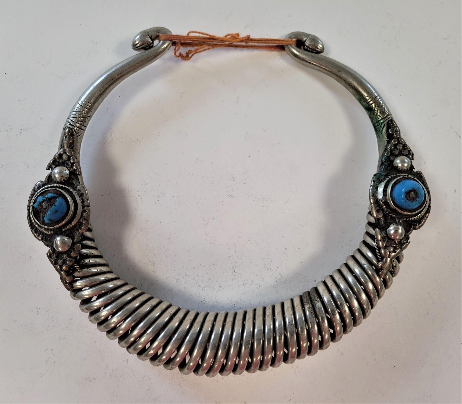 Null Important collier torque en métal, Asie Centrale, Afghanistan, XXe siècle
E&hellip;