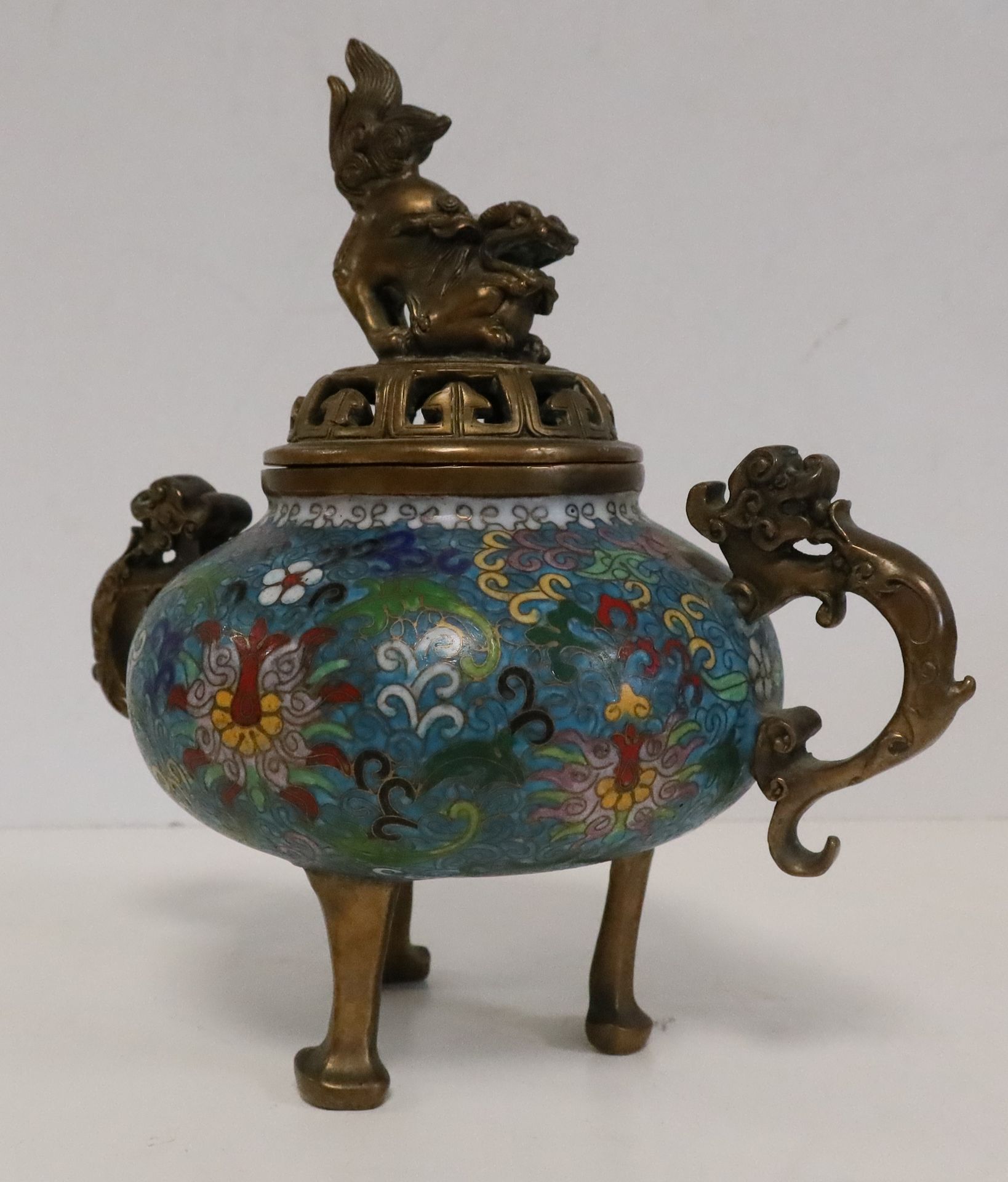 Null Brûle-parfum en bronze et émail cloisonné, Chine, XXe siècle
A décor de piv&hellip;