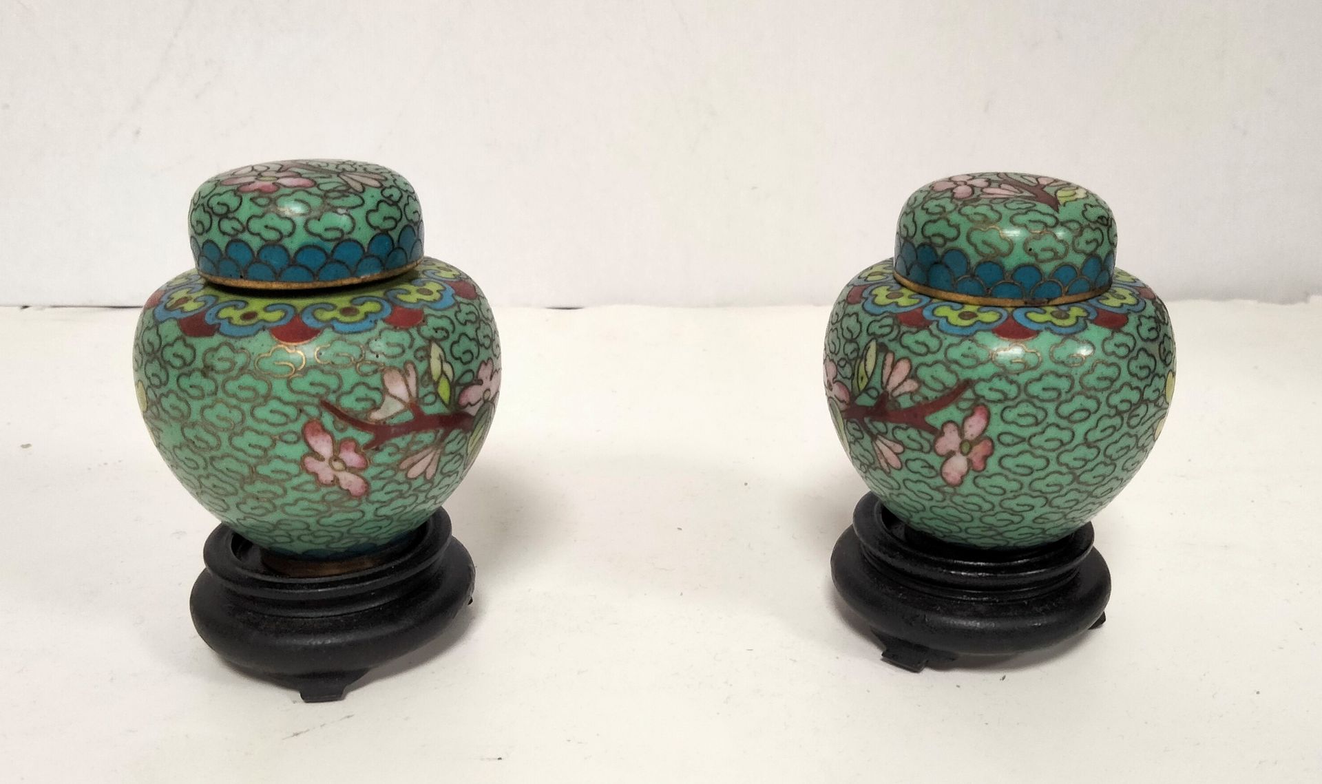 Null Coppia di piccoli vasi coperti in smalto cloisonné, Cina, XX secolo
. Basi &hellip;