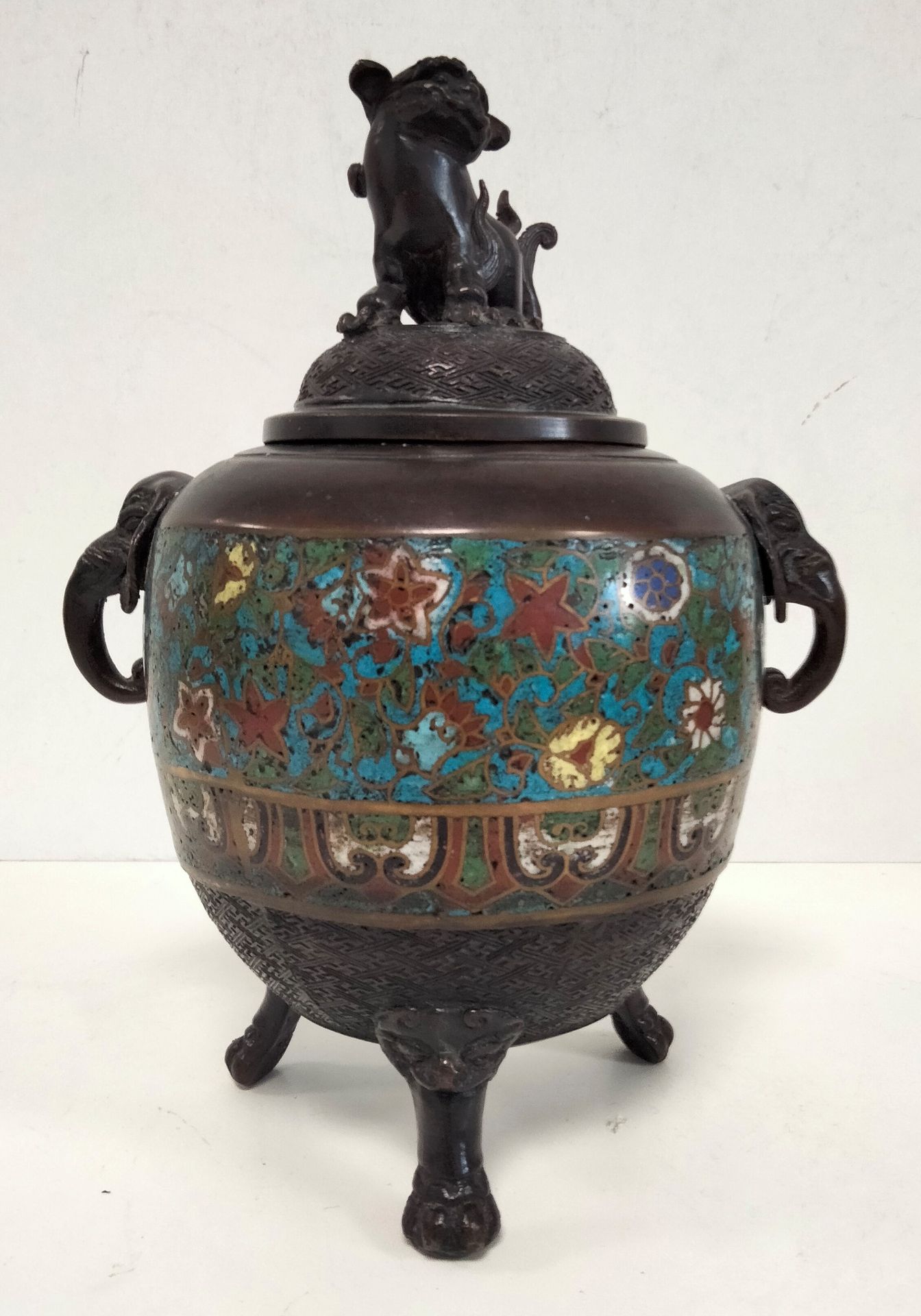 Null Un bruciatore di profumo in bronzo e smalto cloisonné, Cina, circa 1900
. L&hellip;