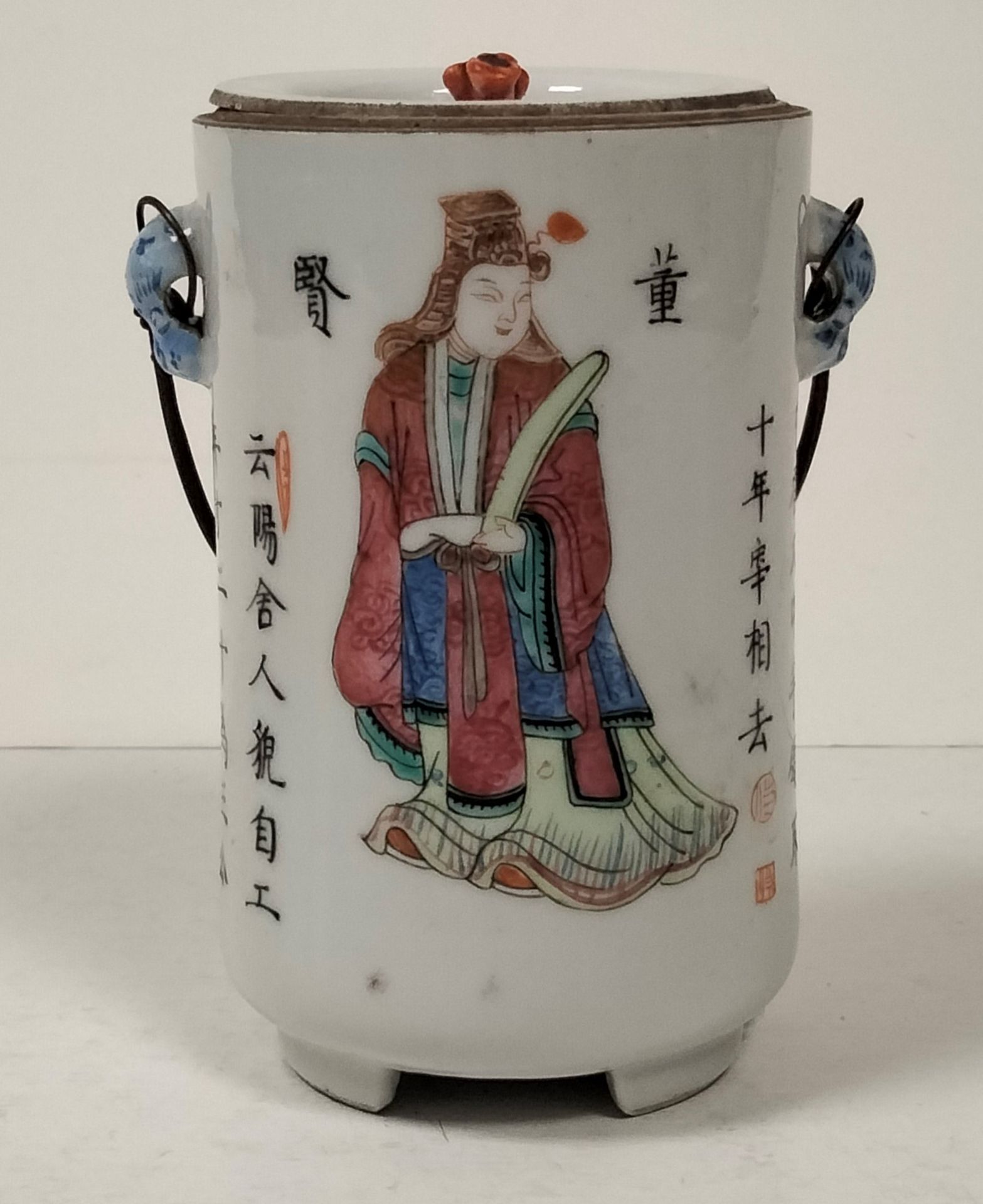 Null Piccolo vaso coperto, Cina, fine XIX - inizio XX
secoloTritino in porcellan&hellip;