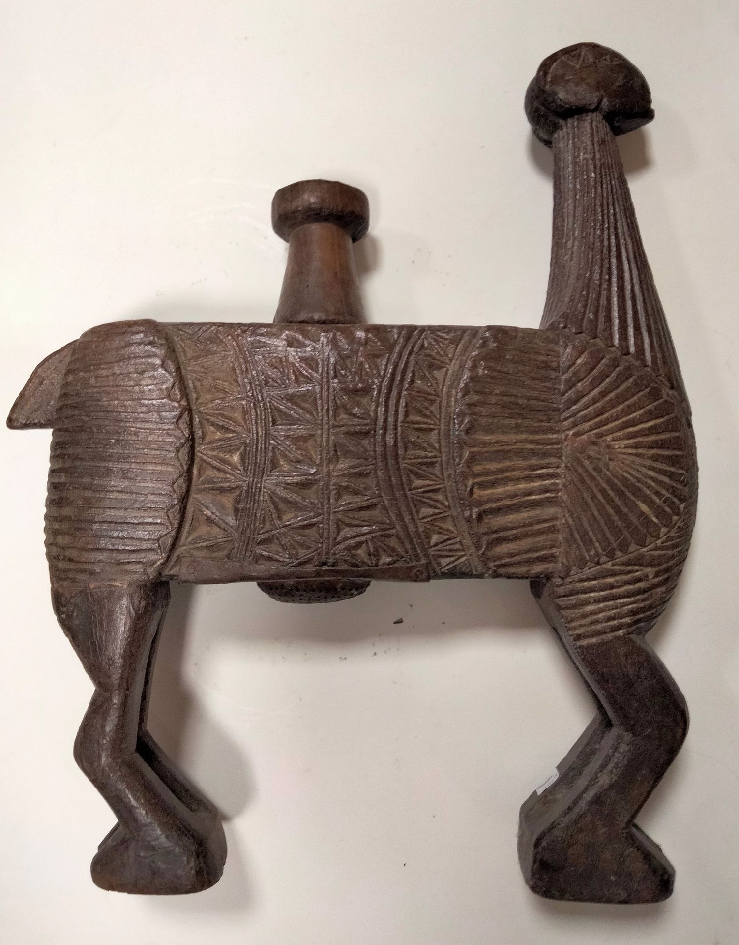 Null 雕刻的木制搅拌器，尼泊尔，20世纪Zoomorph
形成一只公
羊。
 
尺寸：63 x 48 cm