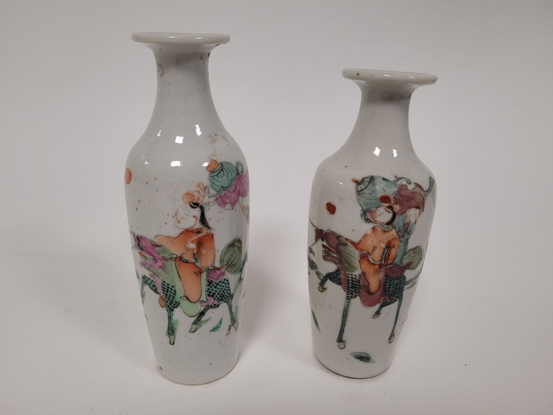 Null Paire de petits vases en porcelaine dans le style de la famille rose, Chine&hellip;