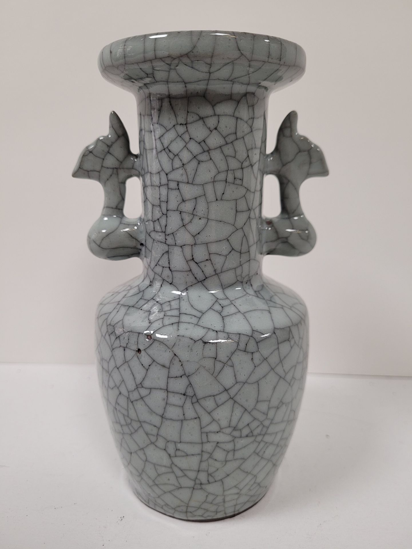 Null 青花瓷裂纹小花瓶，中国，宋代风格，20
世纪初瓶形，有弧形底座，肩部有标记，长的喇叭形颈部有两个风格化的把手
。
底下有穿孔。
高度：16.5厘米