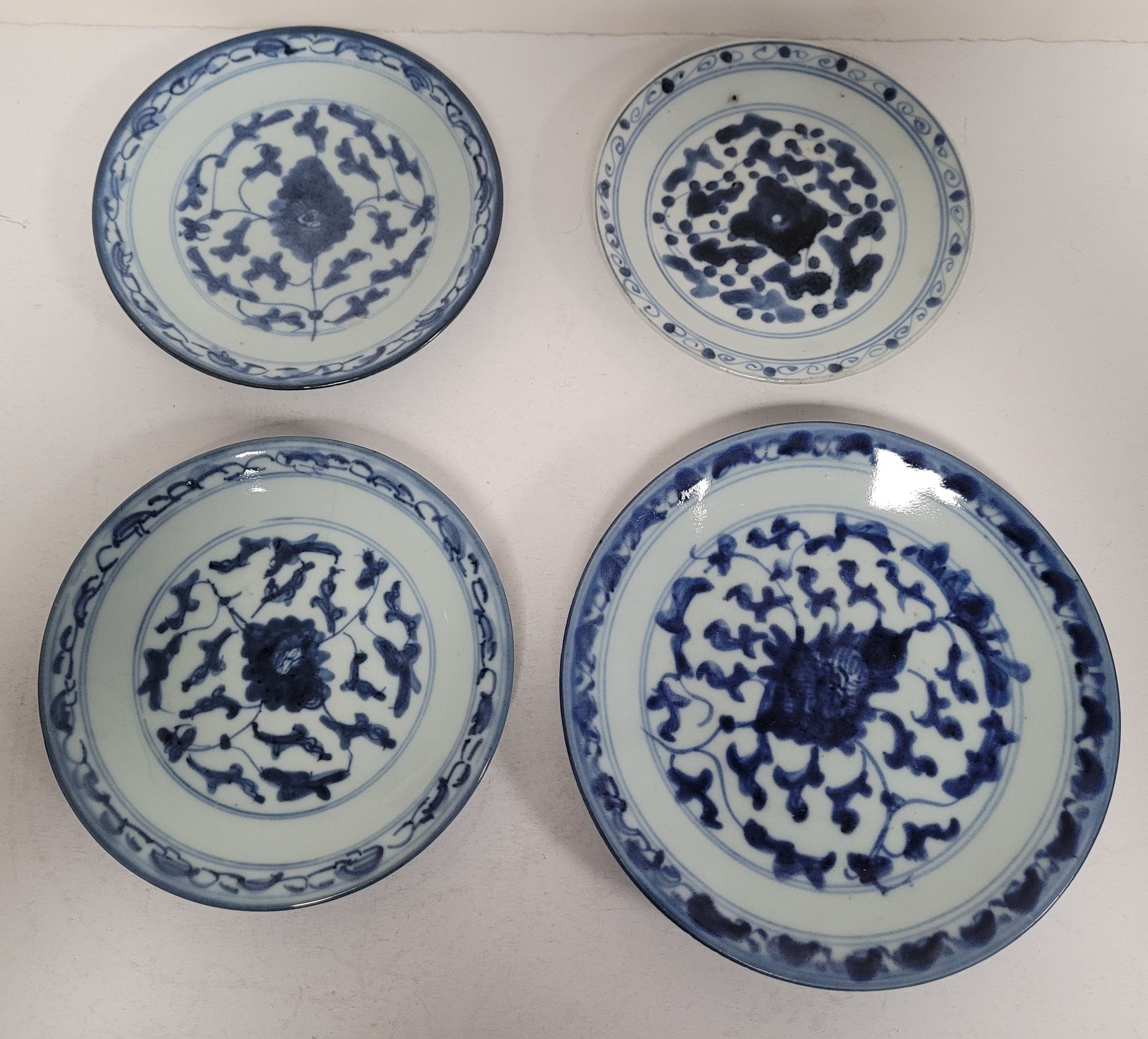Null Ensemble de quatre assiettes, Chine, XIXe siècle
A décor bleu blanc de rinc&hellip;