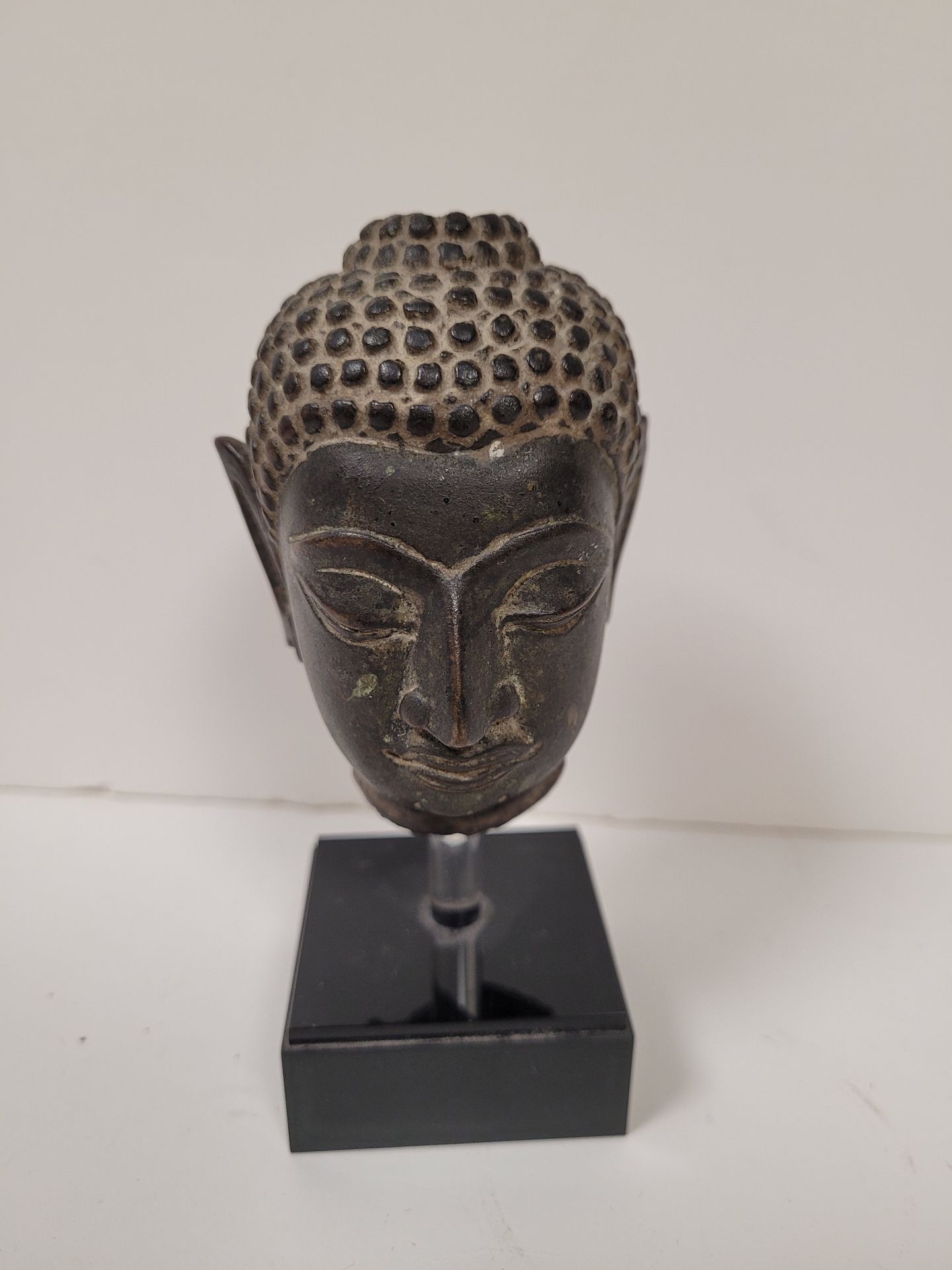 Null Small bronze Buddha head, Thailand, probably 17th
centuryTotal
height
: 13 &hellip;