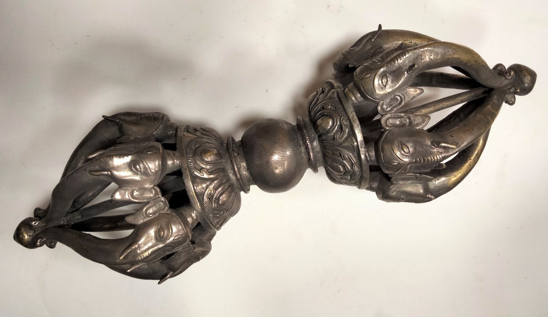 Null 非常大的金属金刚''雷电-钻石''，西藏，20世纪，有
6个象头形状的分支和一个中央分支
。
 
长度：66厘米许多
破碎的象牙。