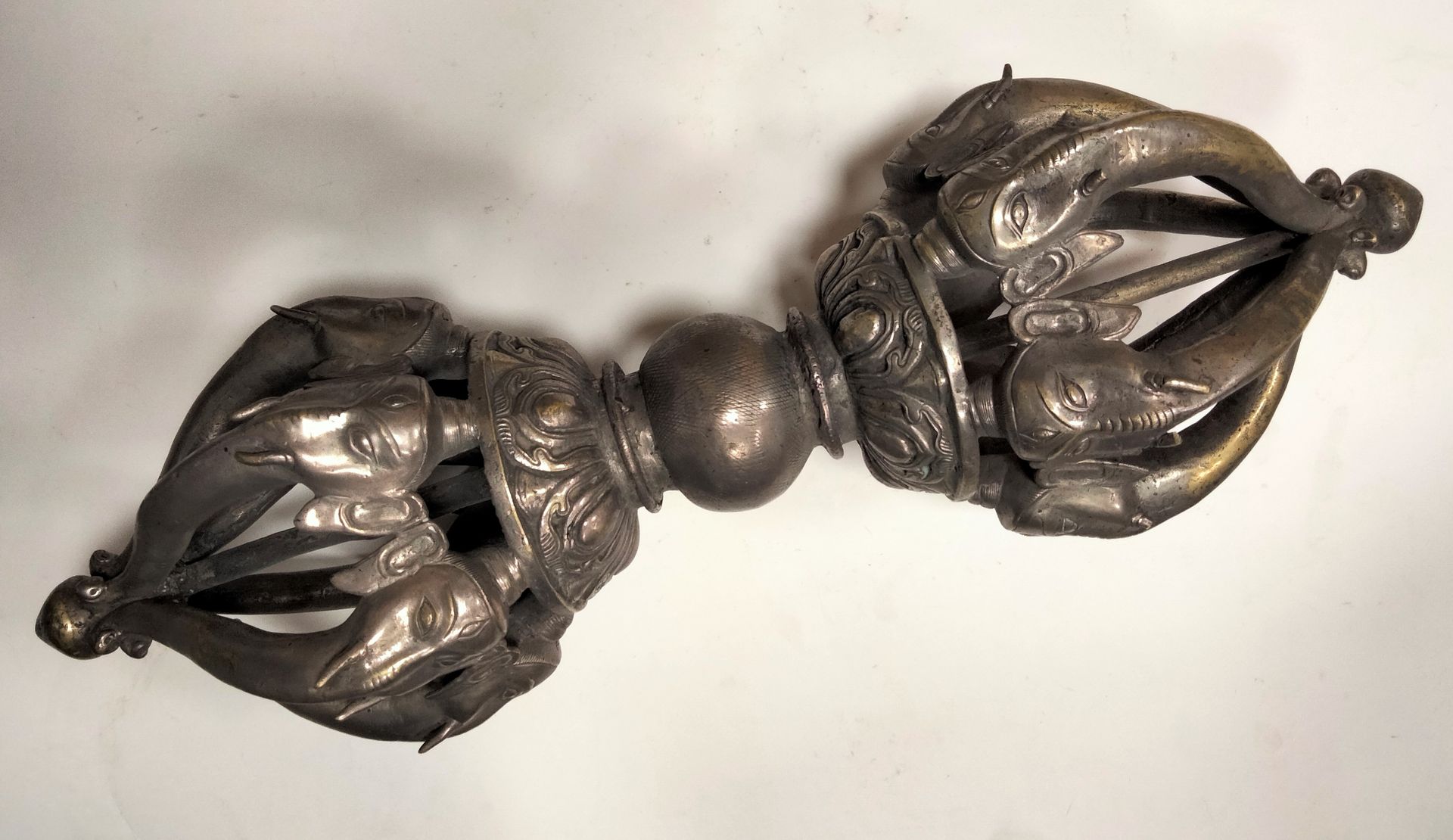 Null Très grand vajra ''foudre-diamant'' en métal, Tibet, XXe siècle
à 6 branche&hellip;