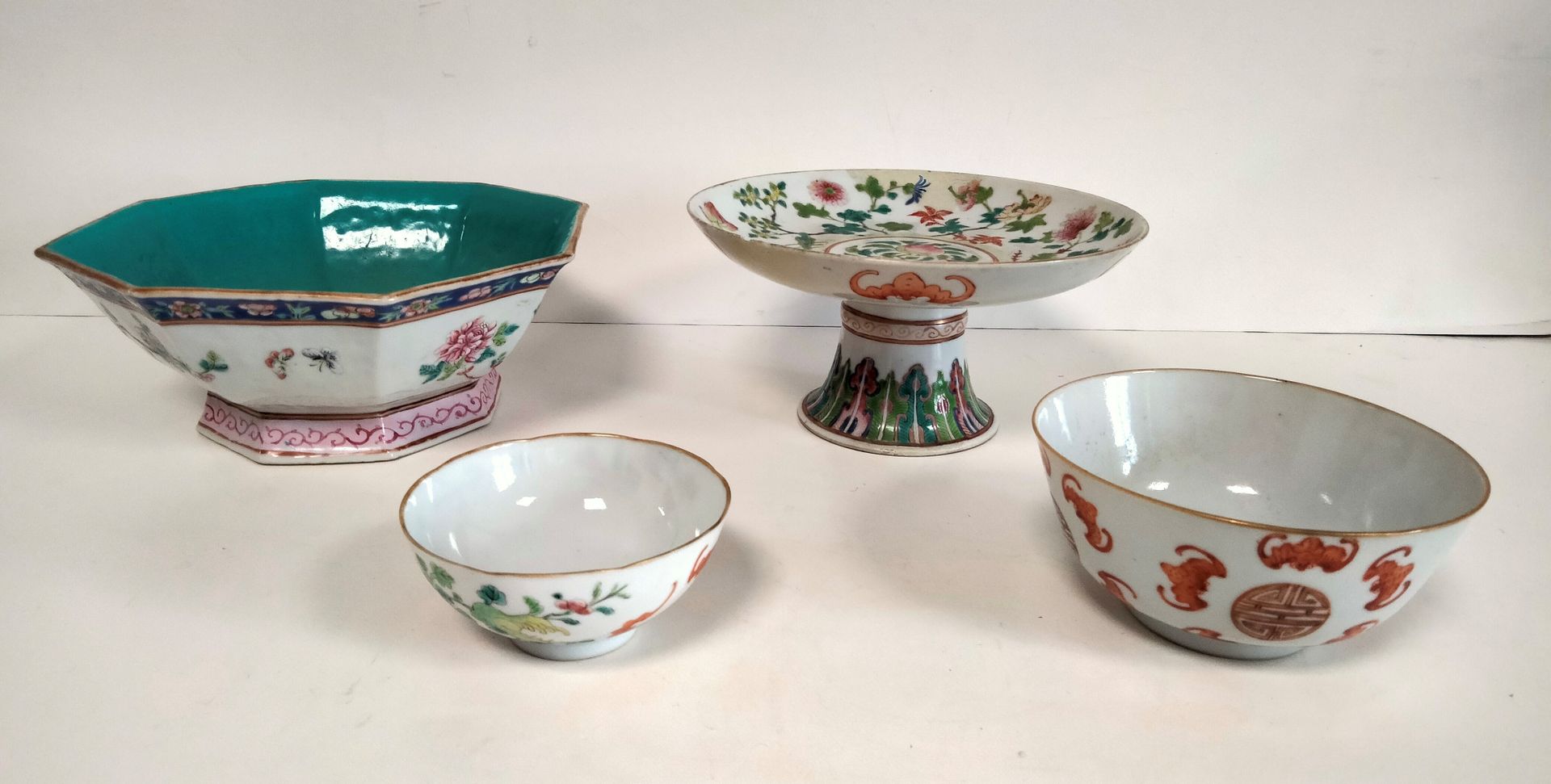 Null 一套四件瓷器，中国，19-20世纪-
杯子放在底座上，上面有多色珐琅装饰的花朵、枝叶、蝙蝠和桃子。外部装饰有五只蝙蝠，基座上有棕榈花。高：9.4厘米；&hellip;