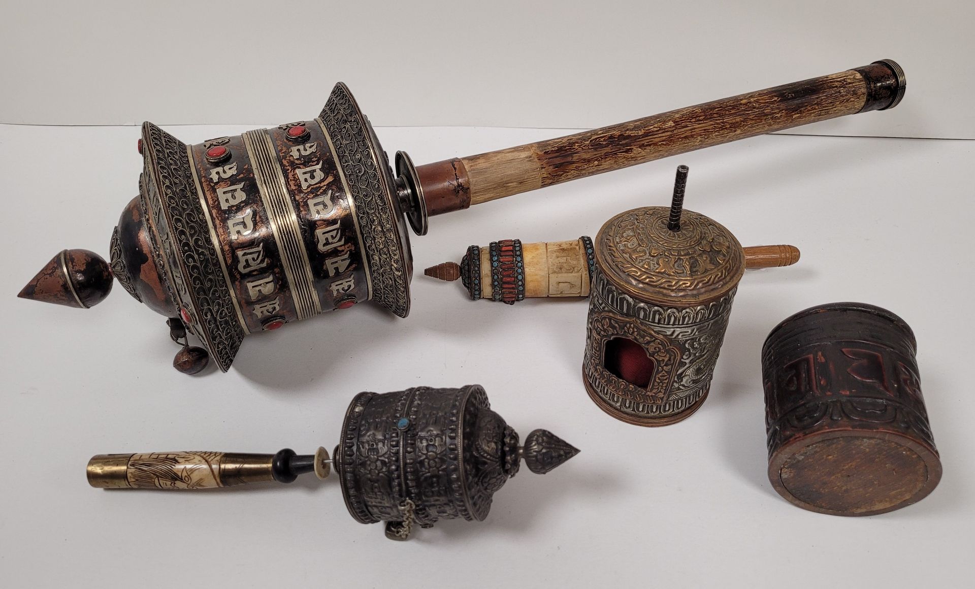 Null 五个祈祷轮（Mani Korlo），尼泊尔，20世纪由
一个金属、木质或骨质的圆筒组成，里面装满了咒语，并能围绕木轴自由旋转（其中两个缺少手柄）
。
&hellip;