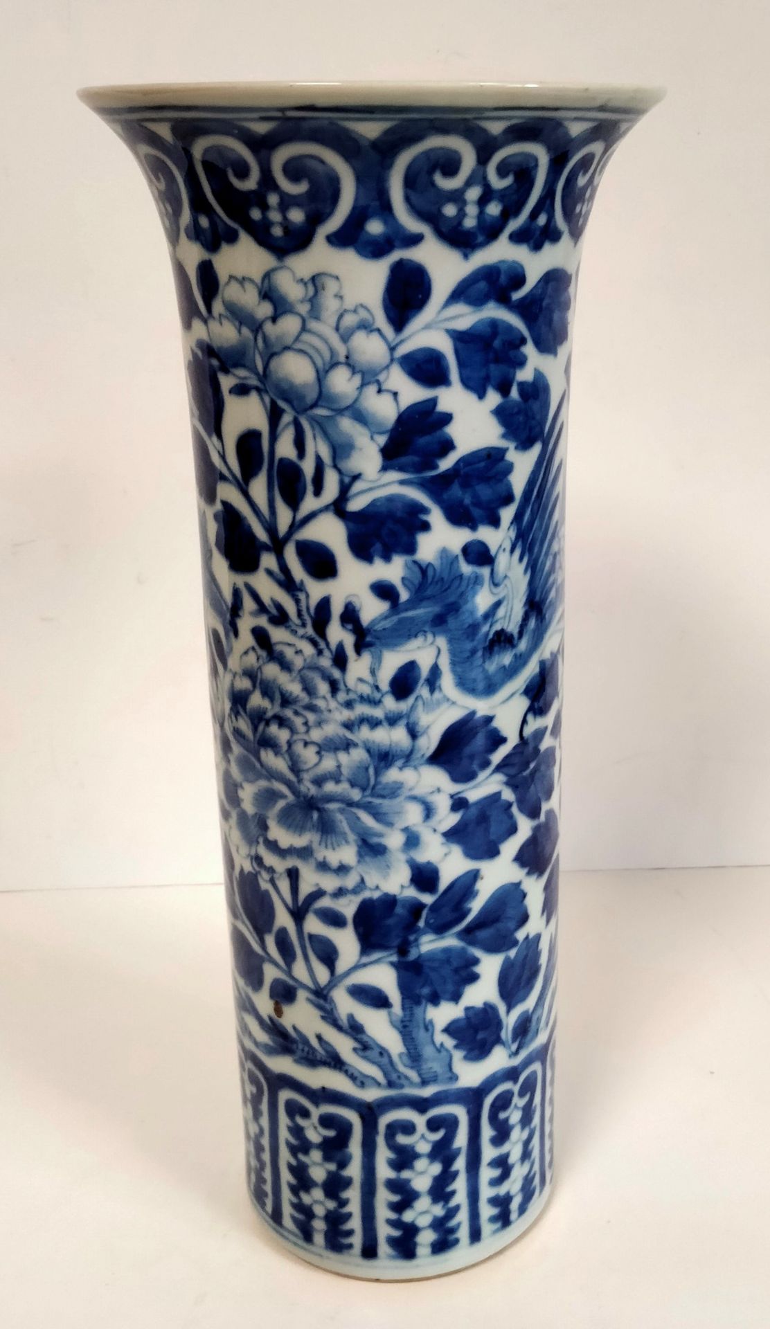 Null Blau-weiße Vase aus Porzellan, China, 19.
Jh. Verziert mit Phönixen, die si&hellip;