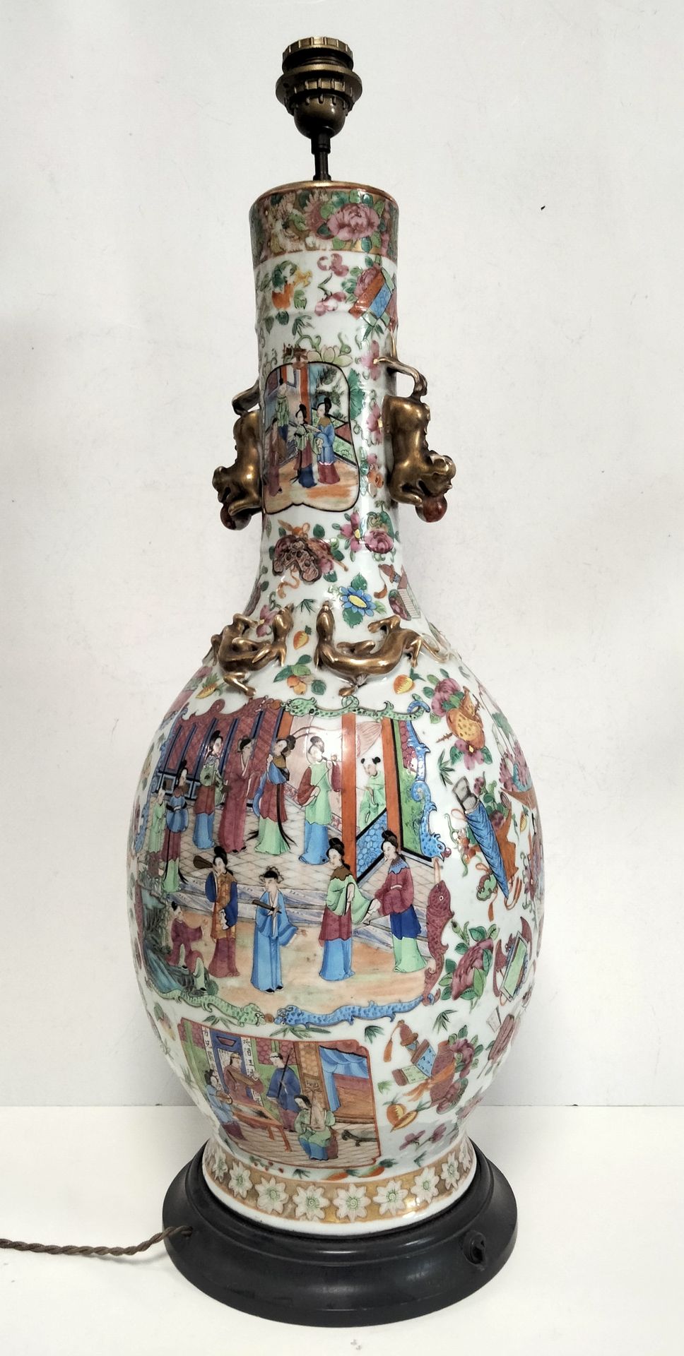 Null 一个大型的多色瓷瓶，中国，广州，19
世纪
，
装饰着被属性、牡丹、蝙蝠包围的动画场景的储备
。
上部装饰有镀金的龙千层和狗。
高度：65厘米安装
为&hellip;