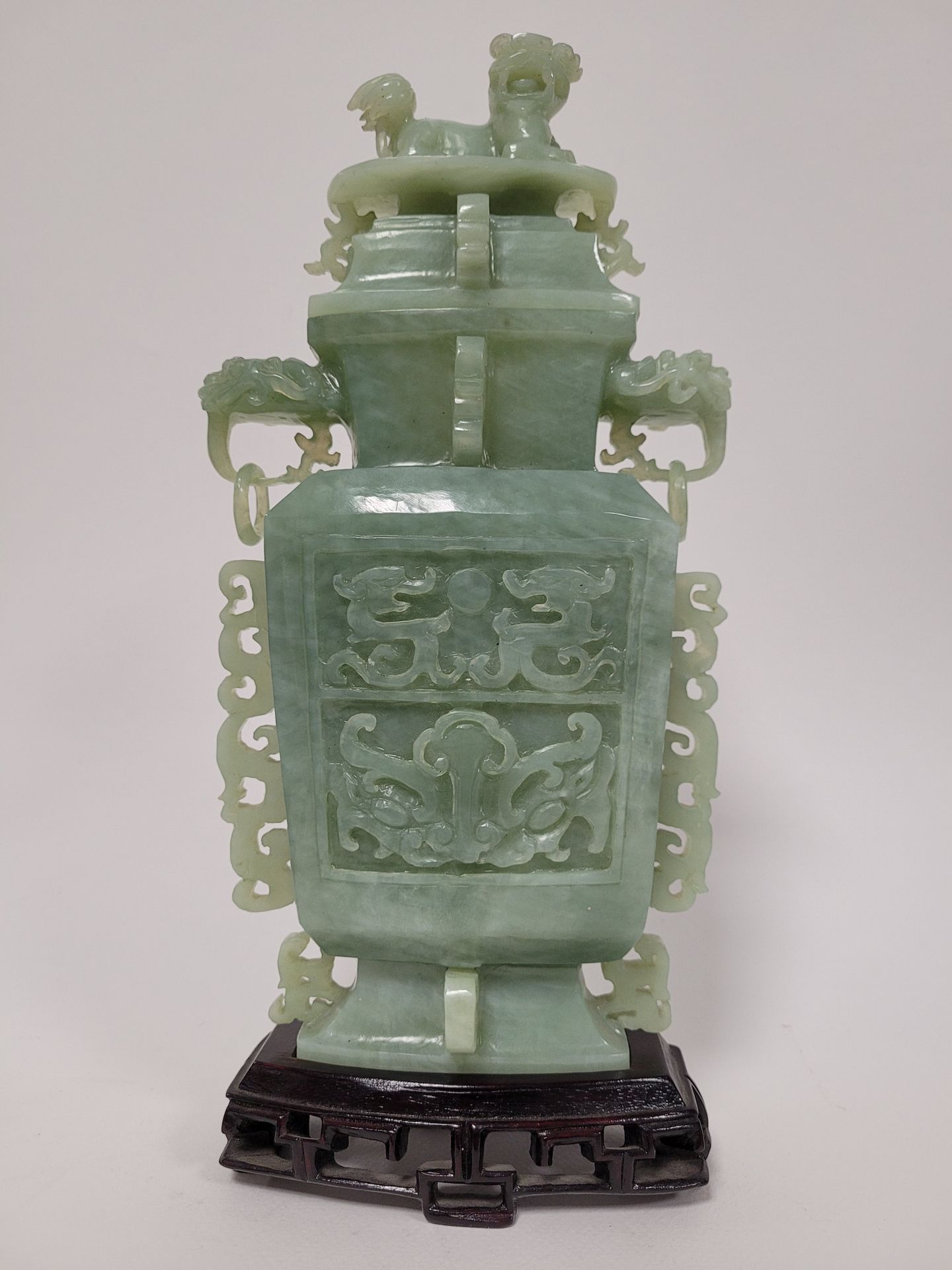Null 蛇纹石覆盖的花瓶，中国，20
世纪Archaistic
风格
和装饰，手柄形成一个奇美拉头和挂环
。
盖子上有一个嵌合体形状的握把。
高度：26厘米