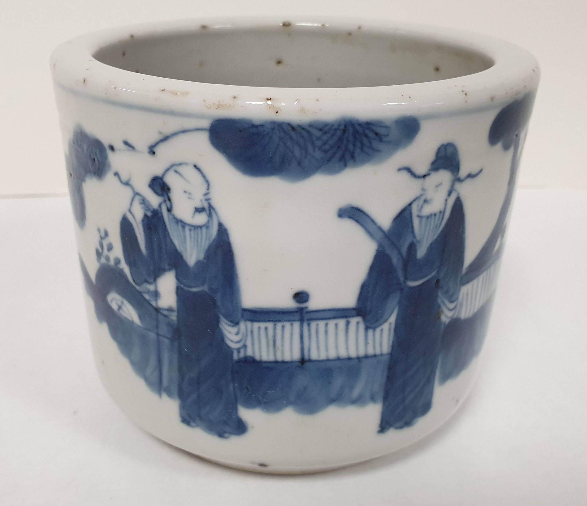 Null Pequeño portacepillos, China, siglo XIX. 
Forma cilíndrica de porcelana con&hellip;