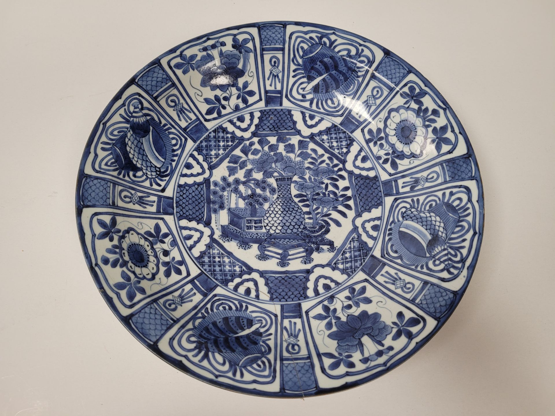 Null Grand plat de style kraak, Japon, fours d'Arita, XVIIe siècle
En porcelaine&hellip;