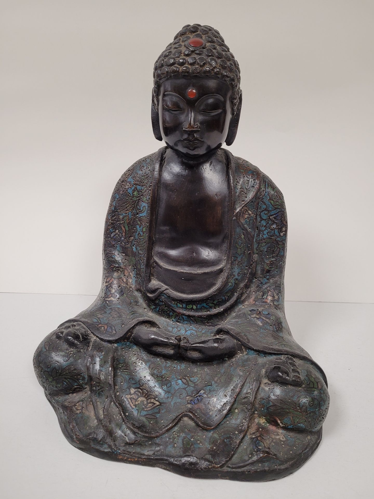 Null Bronze-Buddha, Japan, frühes 20. JahrhundertEine
Cloisonné-Emailverzierung,&hellip;