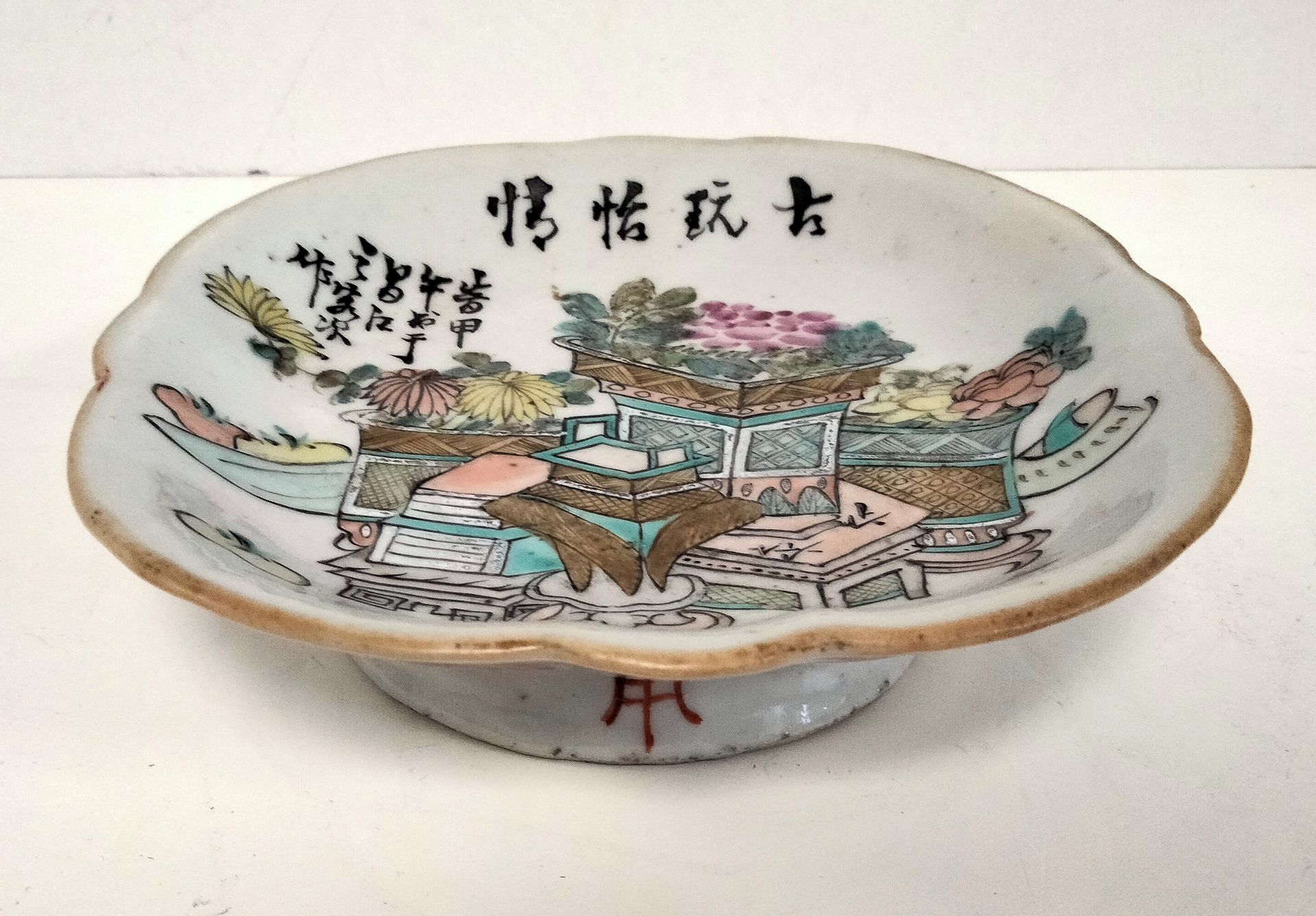 Null 瓷器泡菜盘，中国，19世纪花形
，在基座上，装饰有马鞍上的花束，水果和铭
文。
在底座下做标记。
长度：15.5厘米