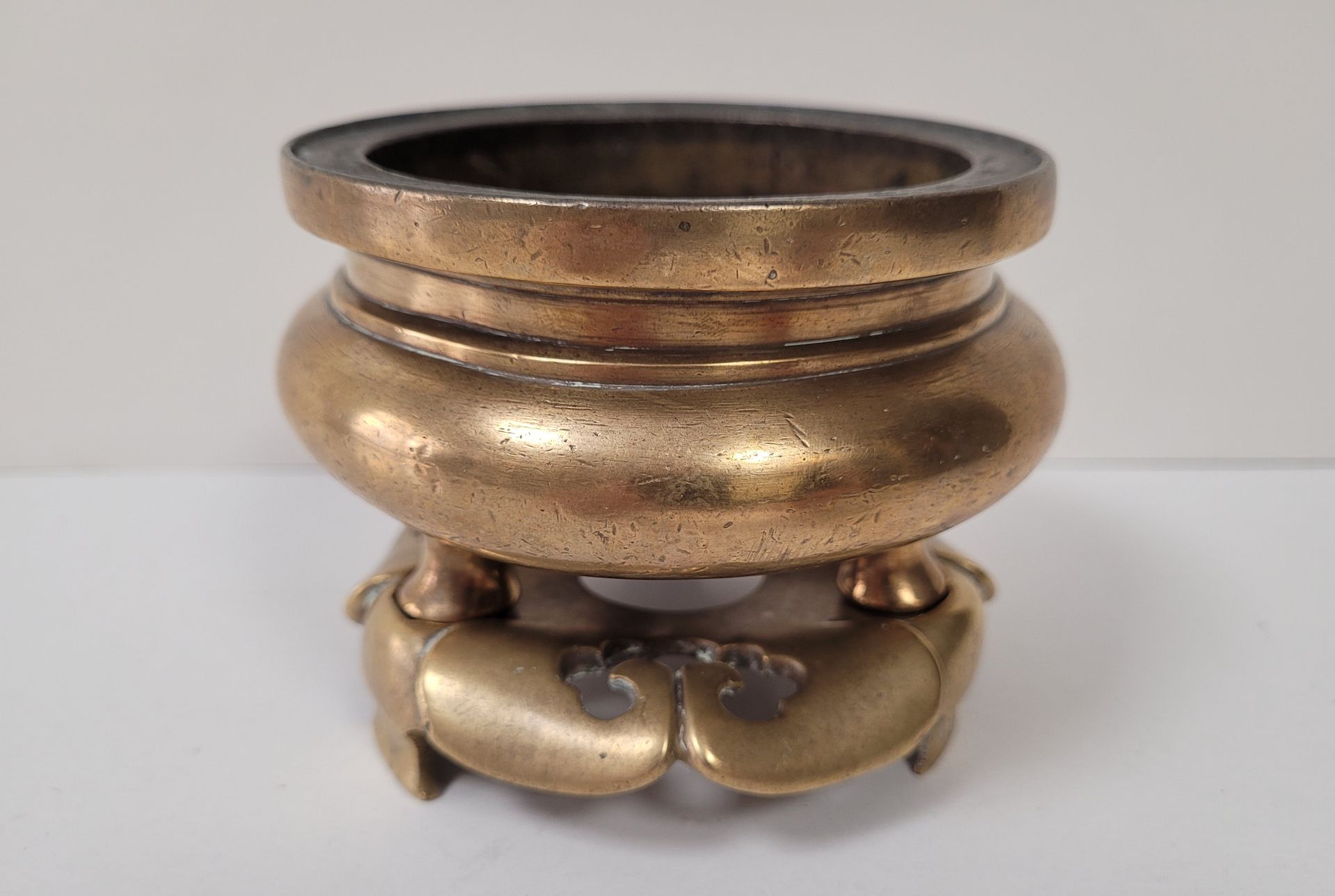 Null Brûle-parfum tripode en bronze, Chine, vers 1900
Posé sur un socle en forme&hellip;