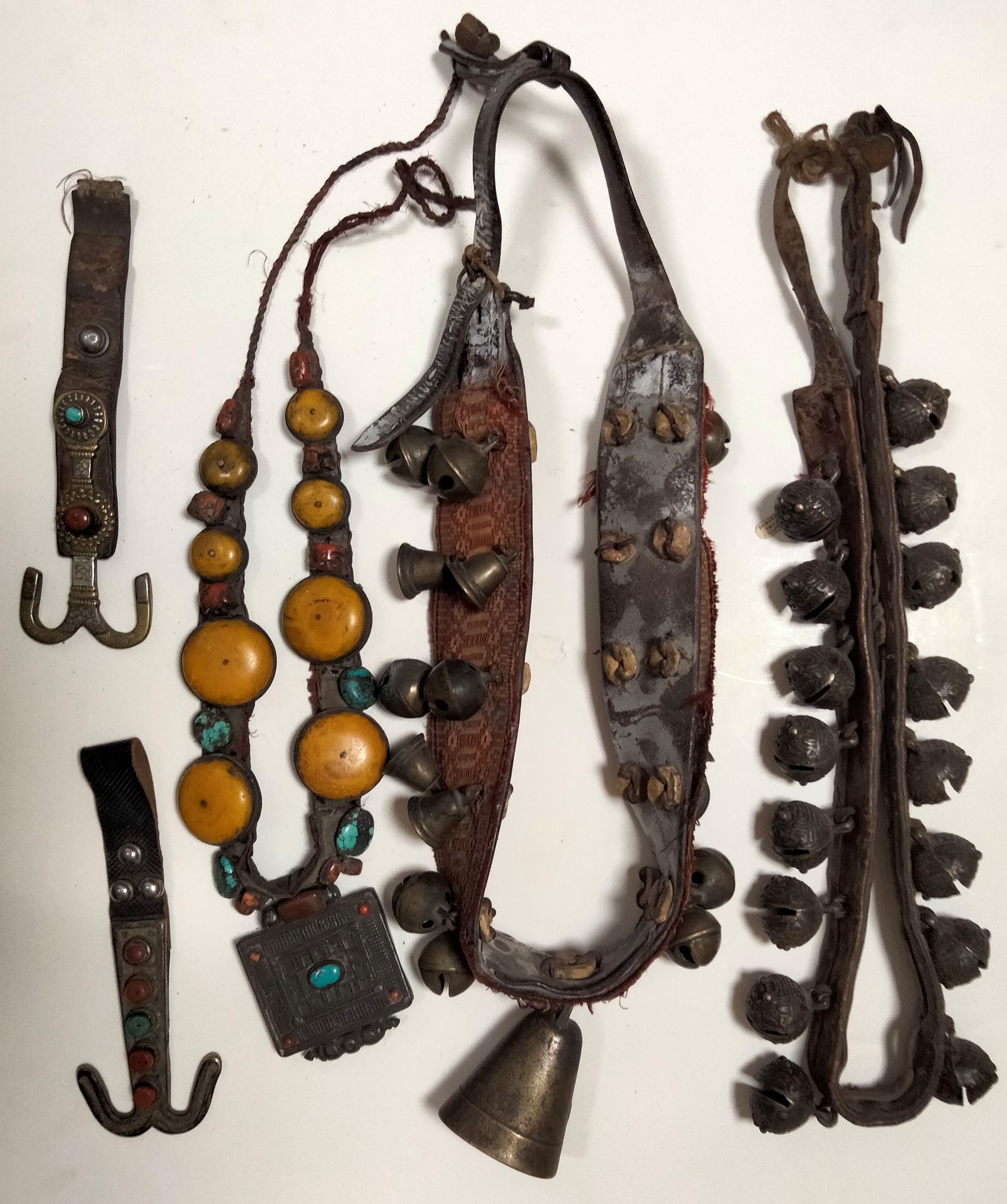 Null 一套珠宝，西藏，20世纪包括
：
- 2条带铃铛的项链，一条带铃铛-
1条珊瑚、绿松石和树脂的仿琥珀腰带-
2个仿珊瑚和绿松石的腰带装饰品项链尺寸

&hellip;