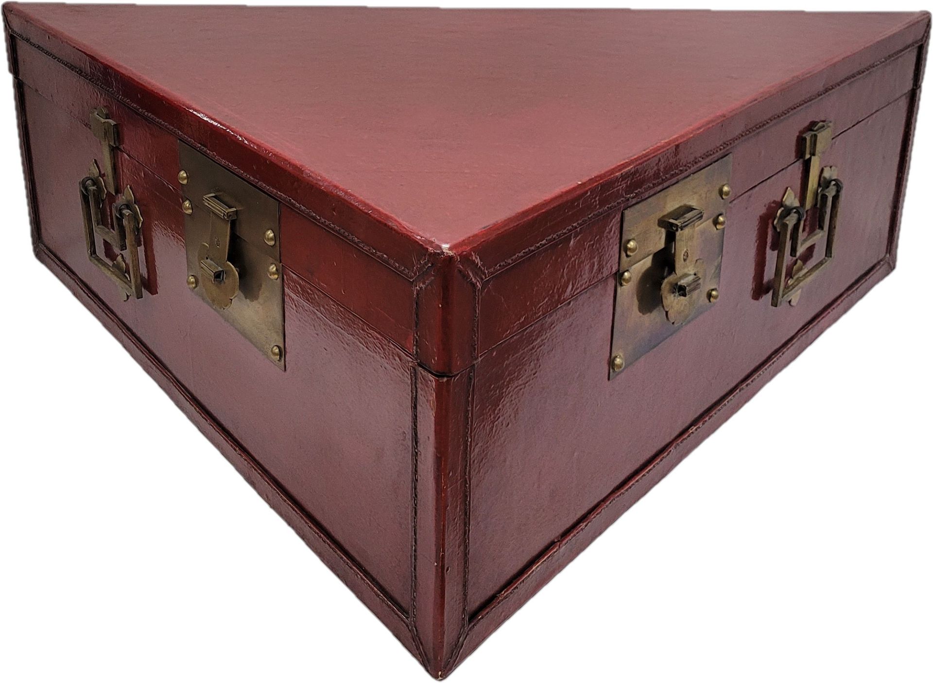 Null 三角茶几，中国，20世纪
形成一个红漆木箱，两个铜把手，短边由两个铜锁打开，长边
有铰链。
 
高：45厘米；122,5 x 122,5 x 150厘&hellip;