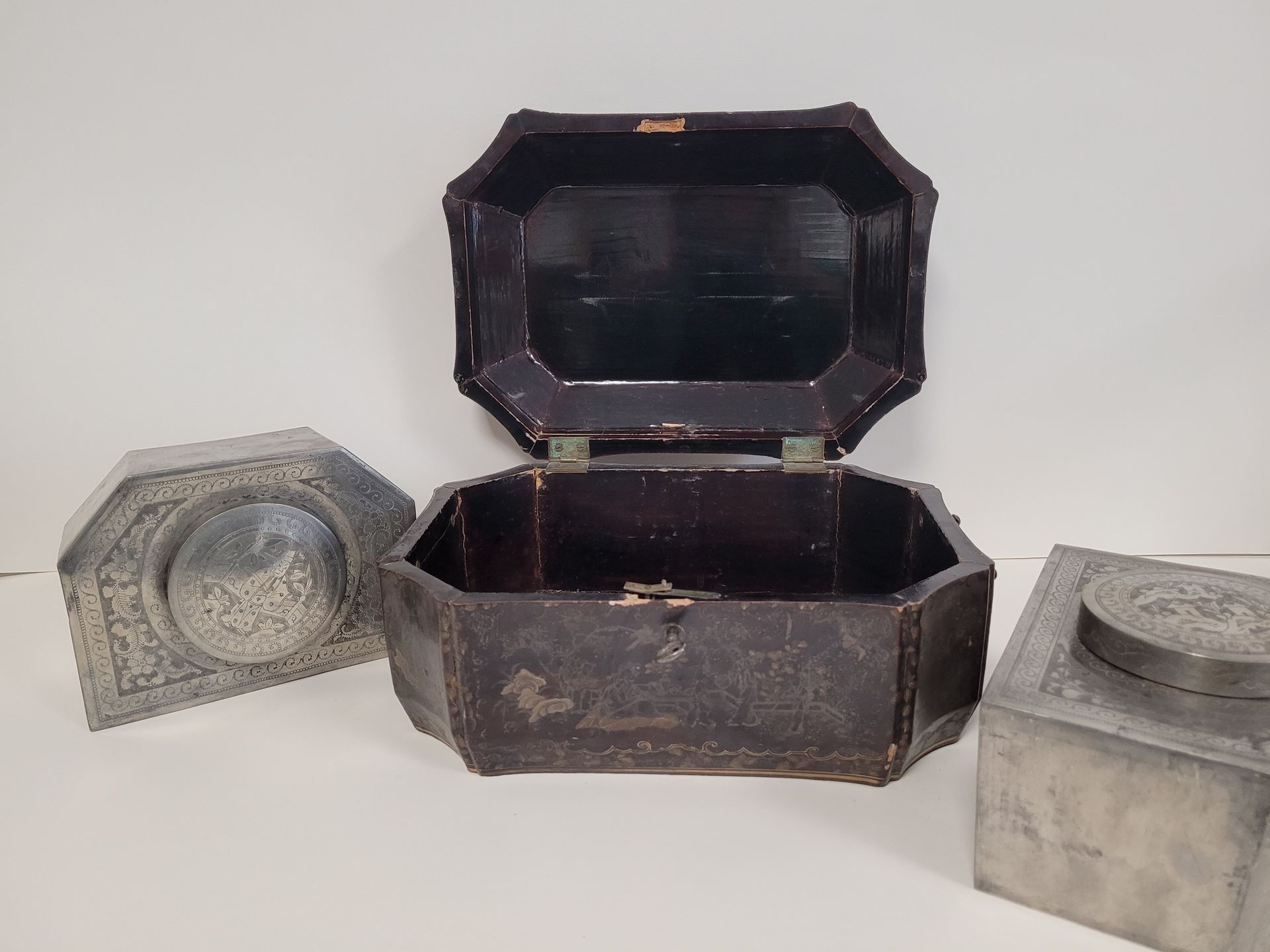 Null 茶叶盒，中国-广州为英国市场提供，19世纪。
长方形，木质切面，黑色背景上有金漆装饰的动画风景
。
包含两个刻有装饰的锡制茶壶和它们的塞子。
尺寸：3&hellip;