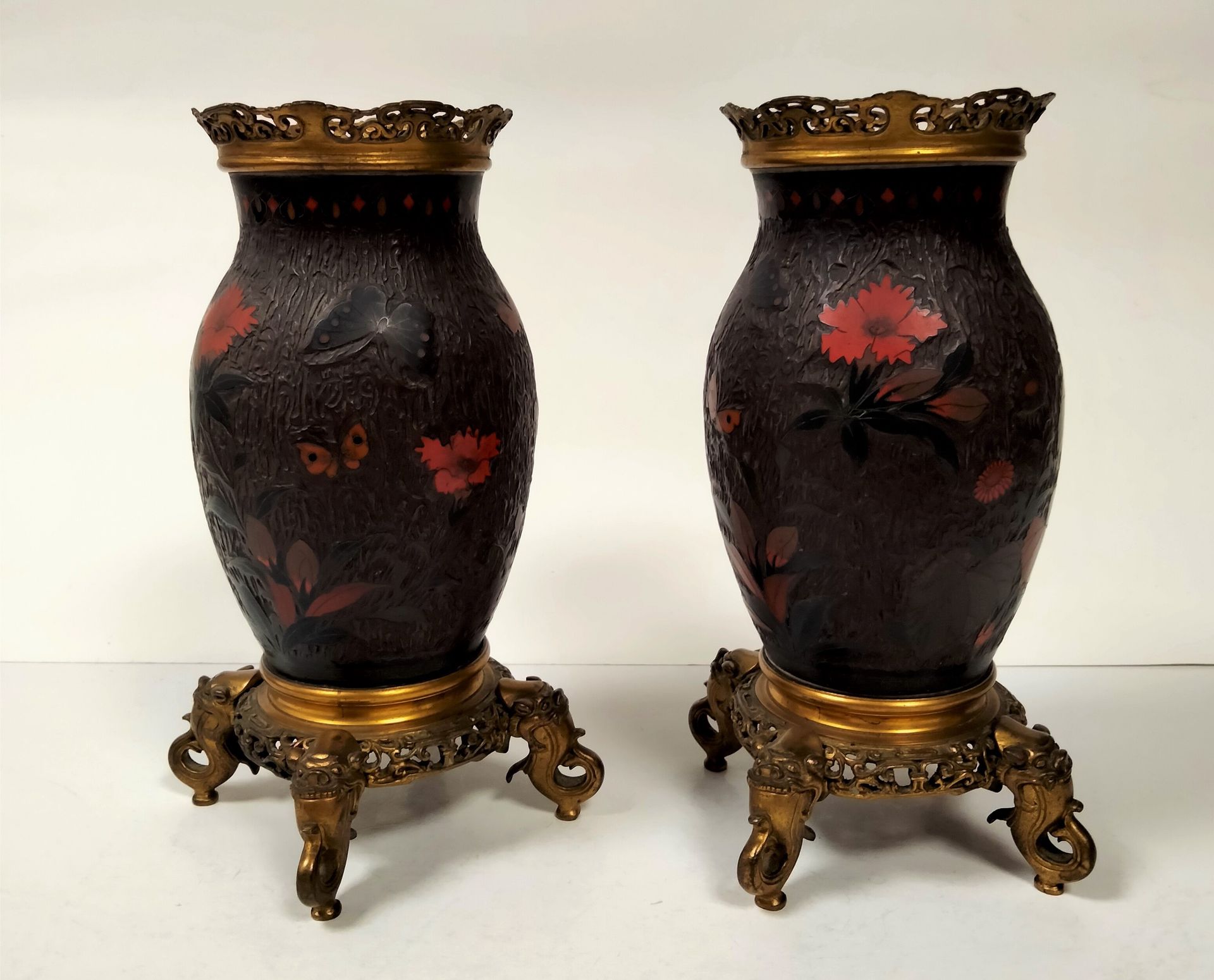 Null Paire de vases en porcelaine laquée, Japon, vers 1900
A décor cloisonné de &hellip;