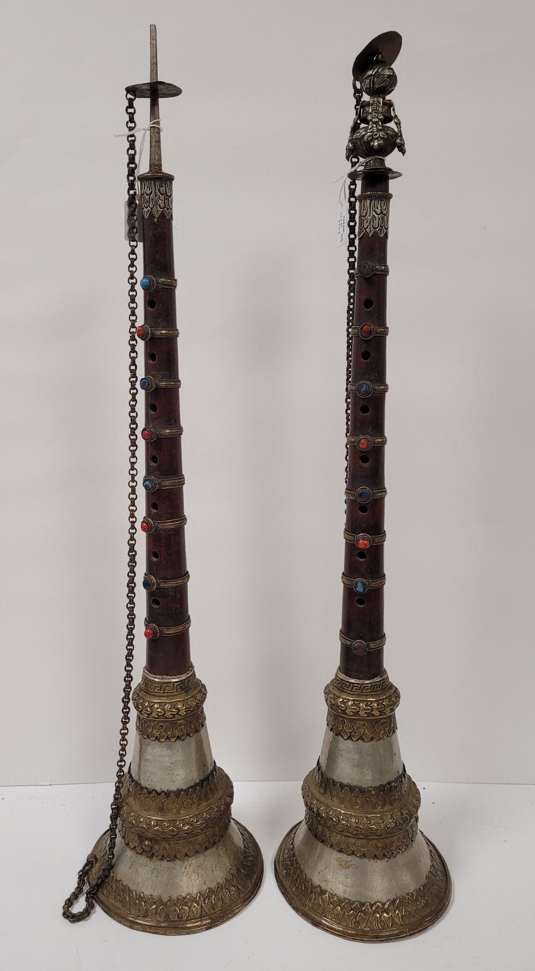 Null 两支终端烟斗（dung-dun），西藏，20
世纪木制
烟斗镶嵌凸圆形
树脂环，金属终端口
。

长度：58厘米