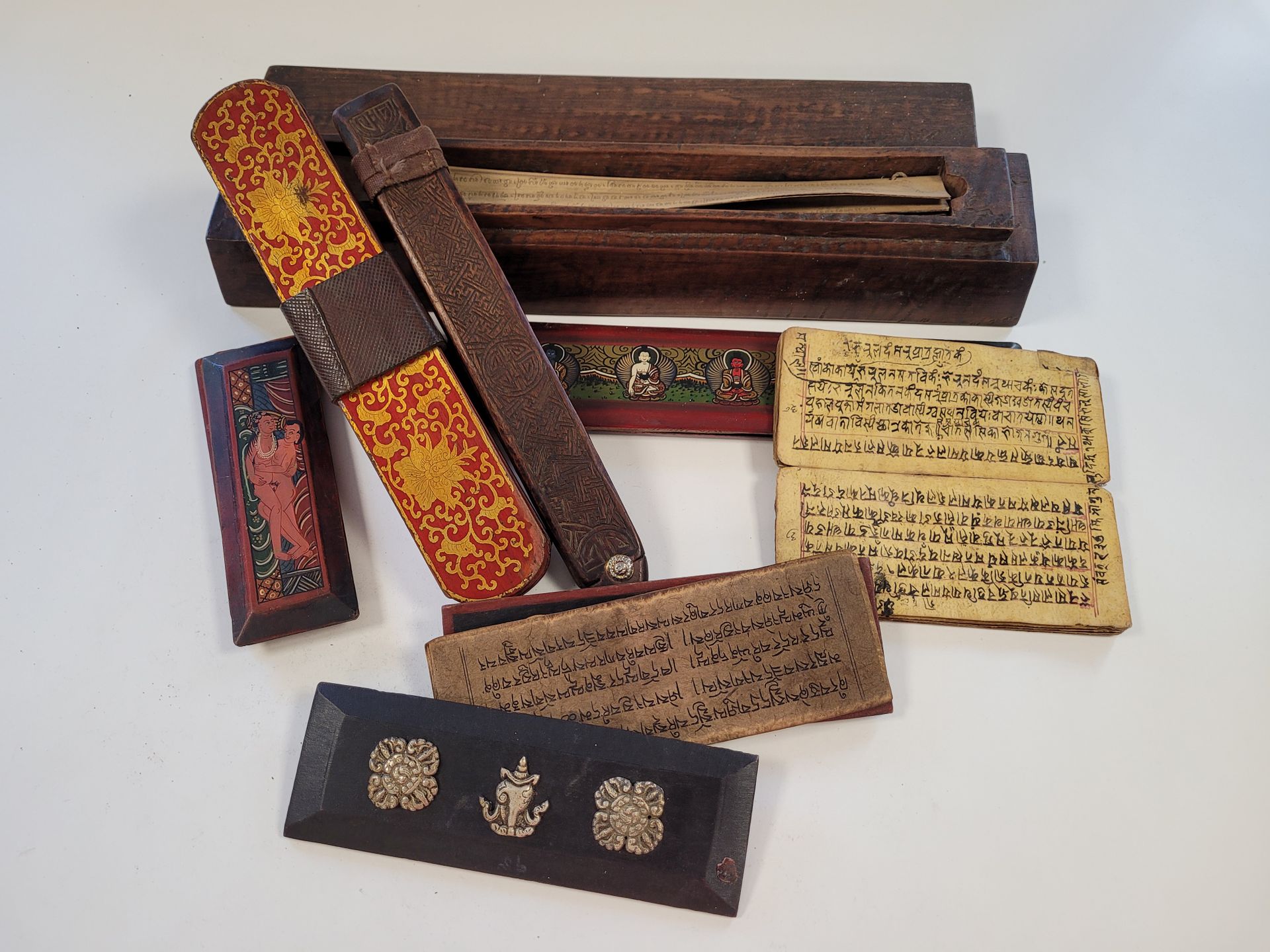 Null 一套手抄本和写字板，西藏，尼泊尔，印度尼西亚，20世纪其中一本是
放在木盒里的龙牙叶手
抄本。