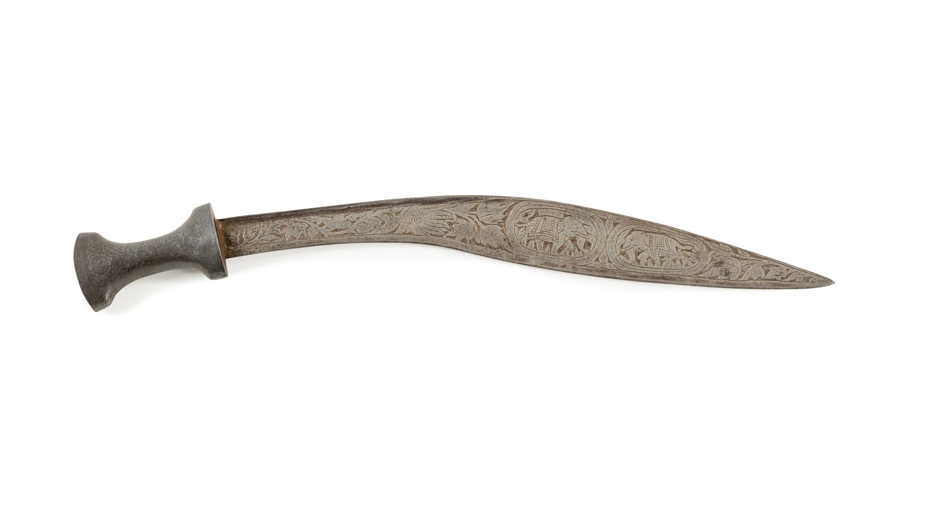 Null Kukhuri，印度，19世纪Kukhuri
（kukri）由一个平背的弧形锻造钢刀和一个银色的带叶纹装饰的钢制kandjar手柄组成
。
刀身一侧用&hellip;