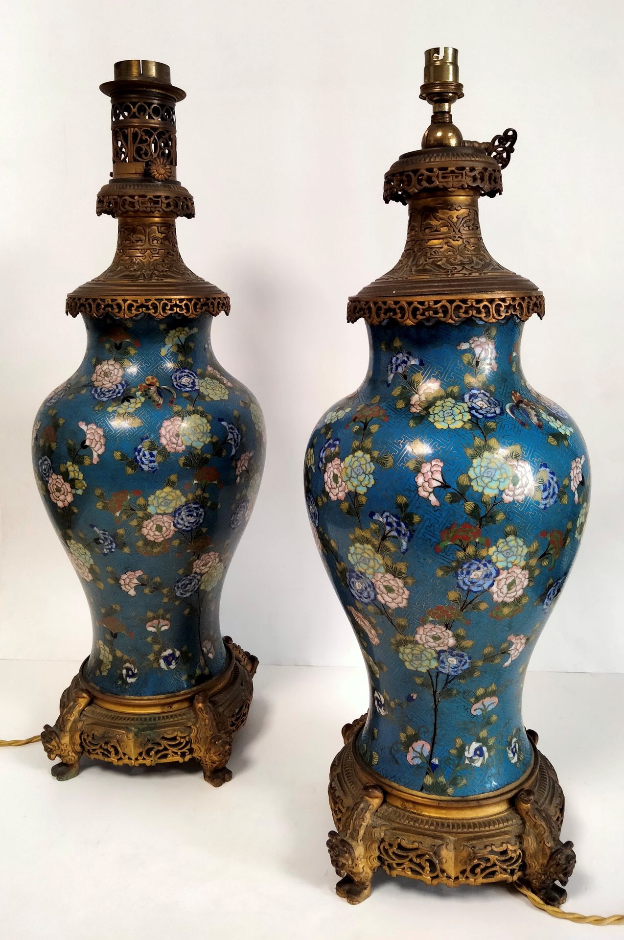 Null 一对掐丝珐琅花瓶，中国，19
世纪圆形，装饰有蓝底的牡丹花和蝴蝶，还有svatikas
。
颈部装饰有灵芝楣饰。
总高度：60和62厘米安装
在灯上。