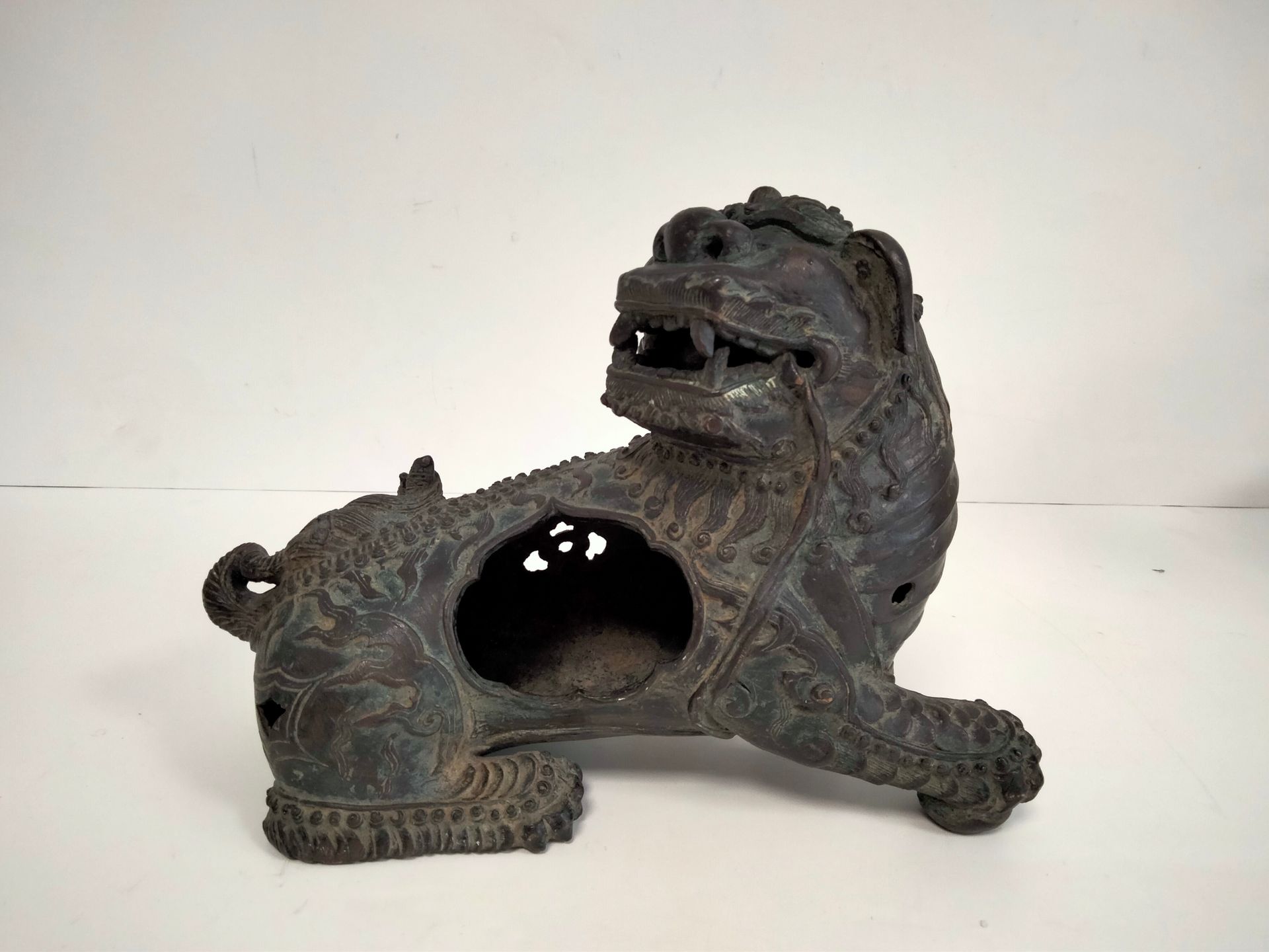 Null 可能形成香水炉的奇美拉，中国，17世纪
风格青铜器，右腿搭在球体上，头向右转，侧面有多
裂缝。
 
长度：24厘米；重量：1850克事故
和氧化
。