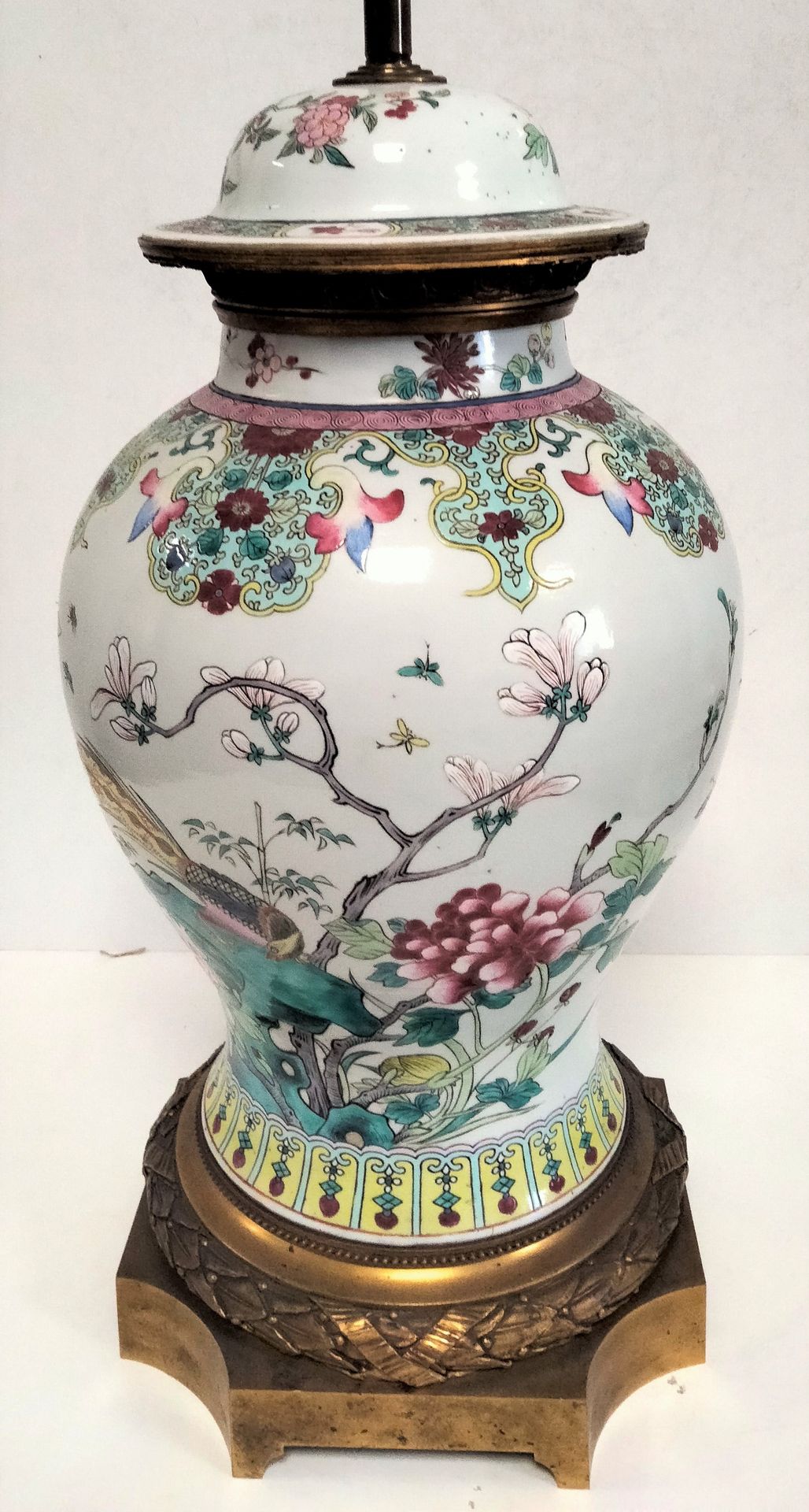 Null 瓷盖花瓶，森森的味道，19
世纪末
在
木兰花和牡丹花的花枝上有鸟的装饰
。
作为灯具安装，路易十六风格
带底座的
高度
：48厘米