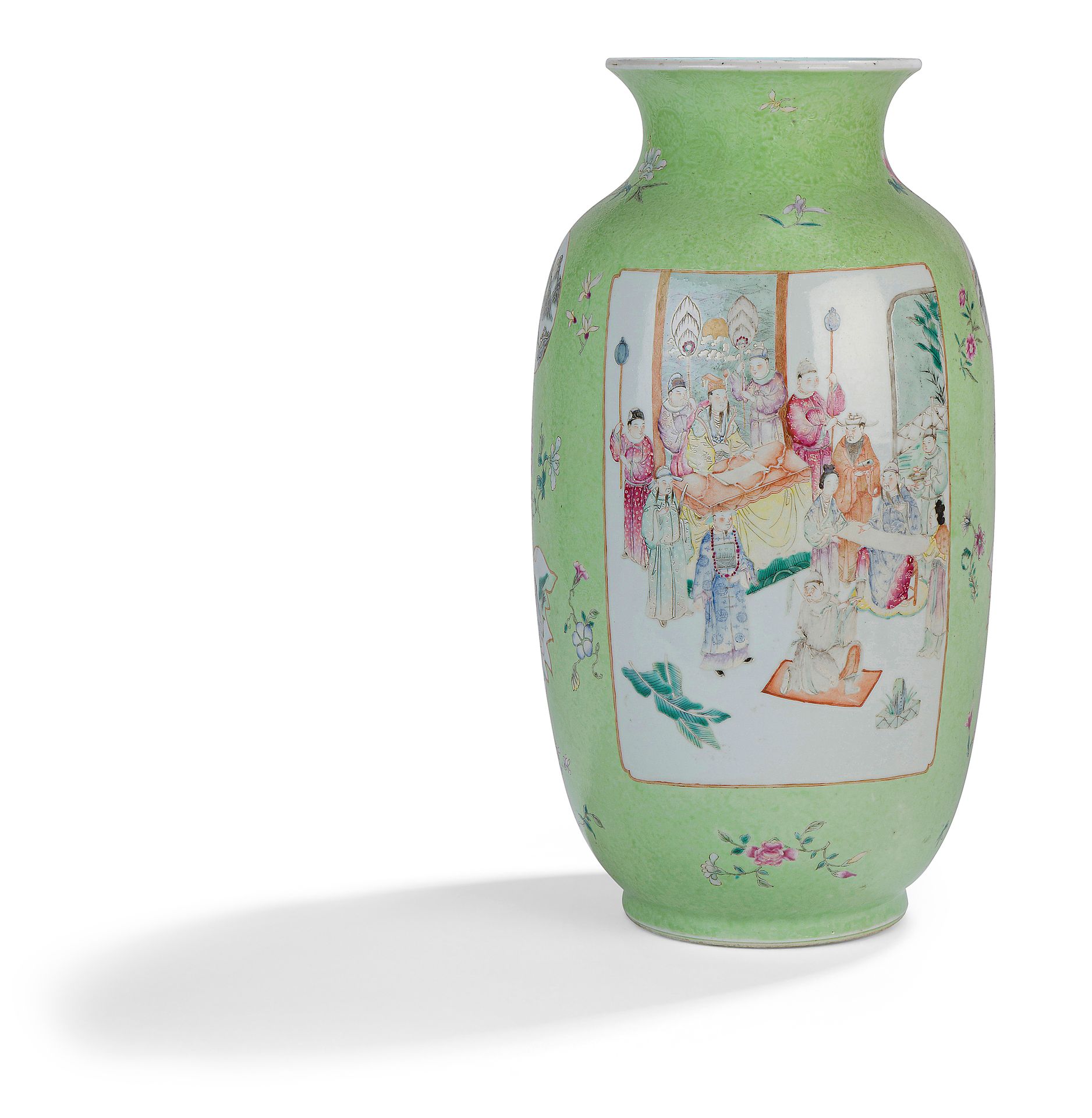 Null 邓龙尊绿地灯笼形瓷瓶，中国，19世纪 瓷瓶上饰有
风格化的卷轴和多色珐琅的花纹，卵形的瓶身上有两个长方形的卡口，用粉彩装饰中国古典传说的场景。三国演义&hellip;