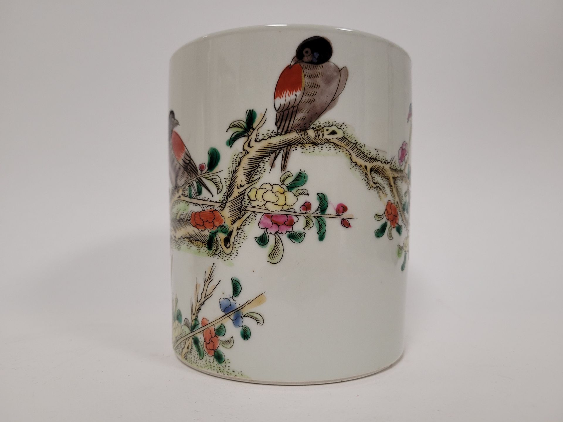 Null 瓷器 "bitong "笔架，中国，20世纪，
有花枝上的鸟的多色装饰。在底座下做标记。
高度 : 13,2 cm