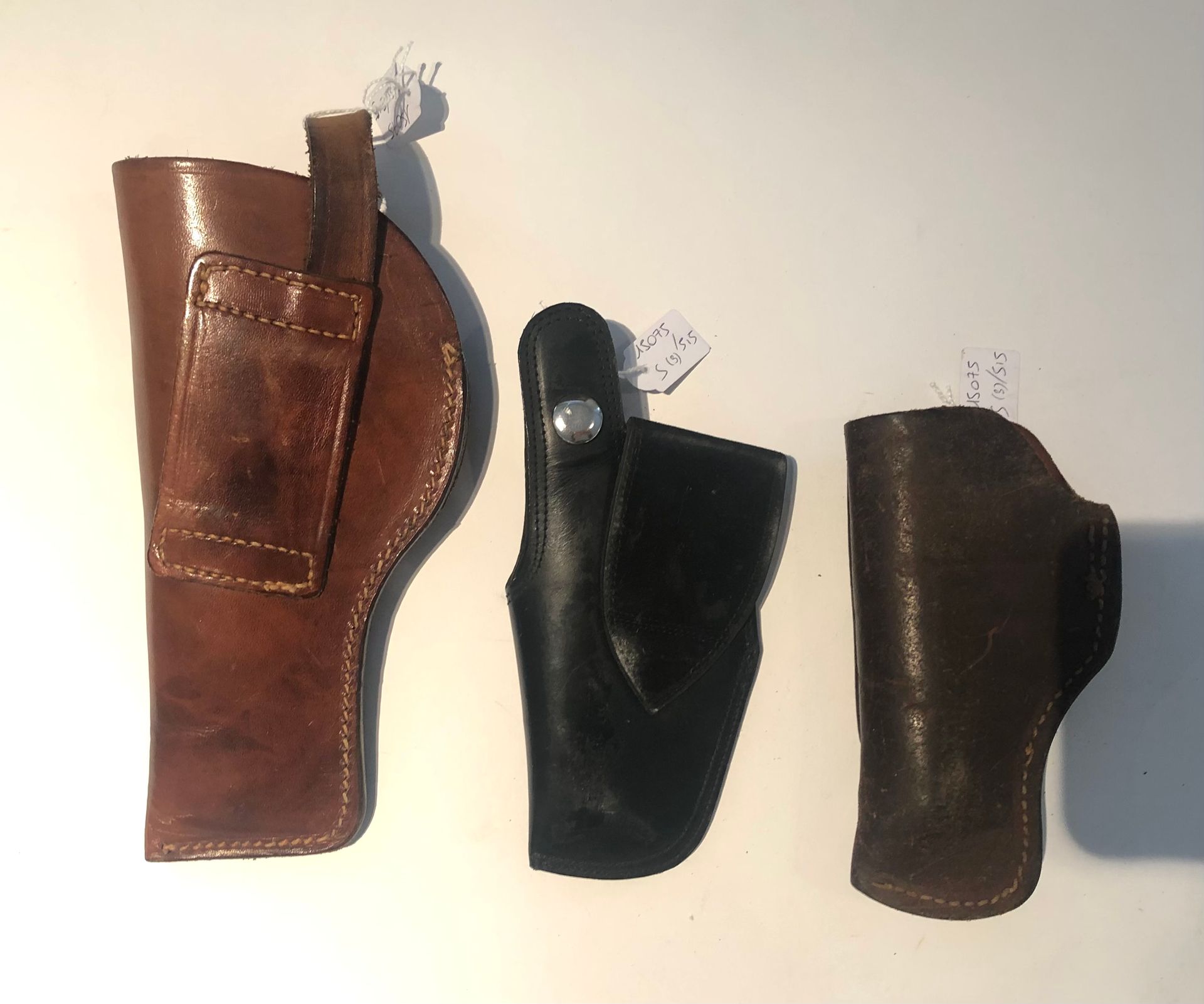 Null Trois holsters en cuir : un noir moderne (Longueur : 8 cm), un en cuir marr&hellip;