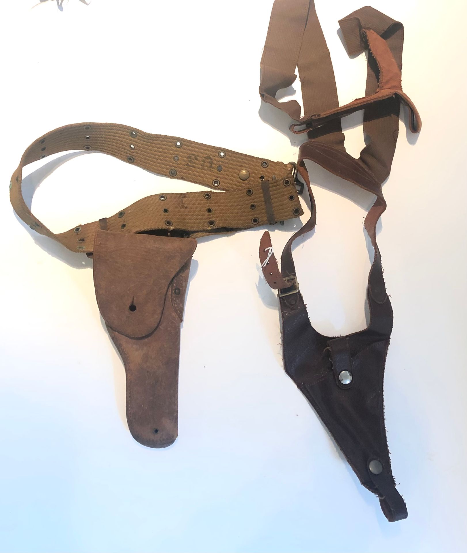 Null Deux holsters avec leur ceinture, un en cuir marron (Longueur 26 cm), l’aut&hellip;