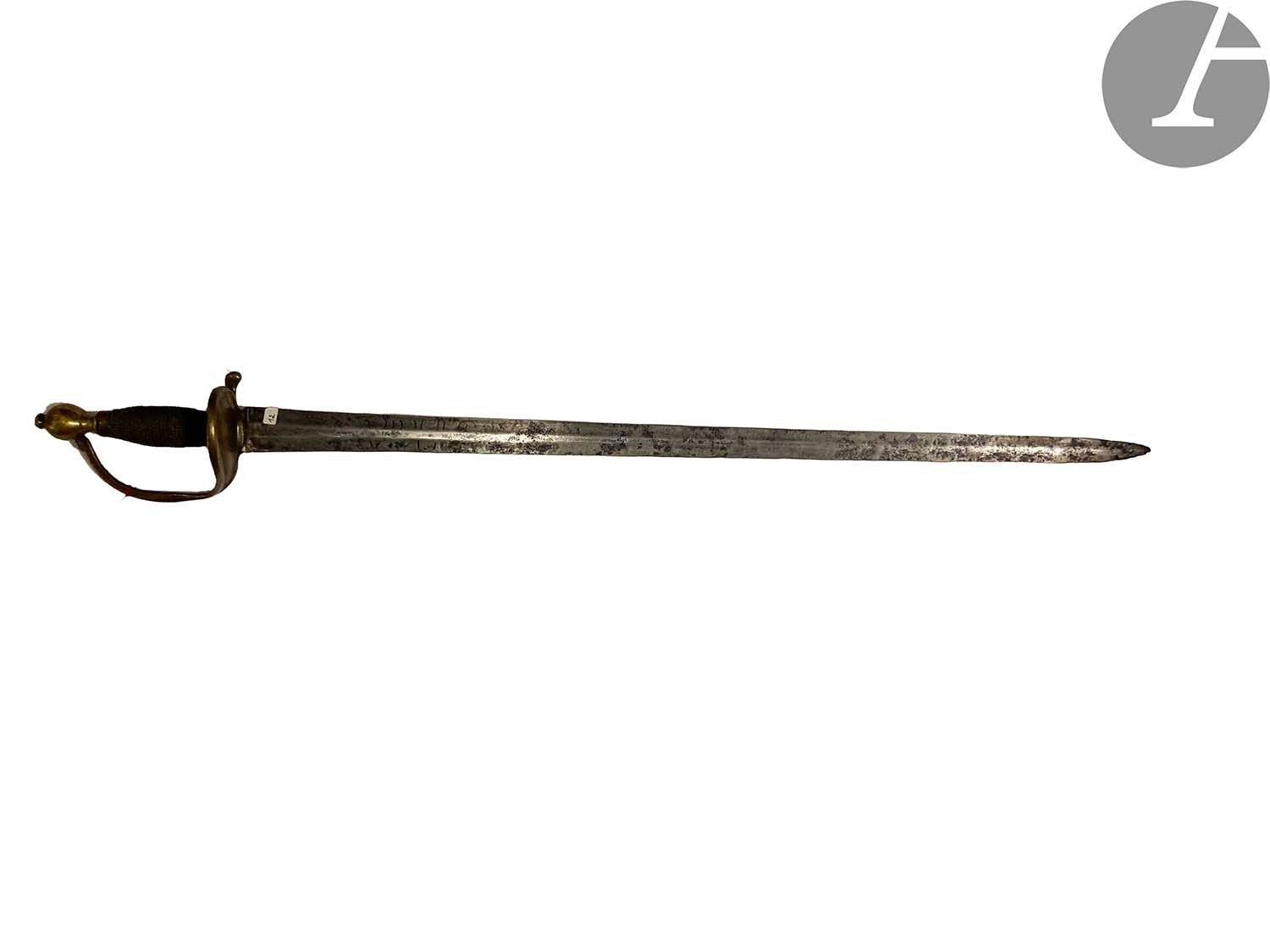 Null 强大的骑兵剑。
带水印的保险丝。黄铜安装。单枝防护和半壳。大直刀上刻有 "Vive le Roi"（部分褪色）。
E.M. 大约1730年。