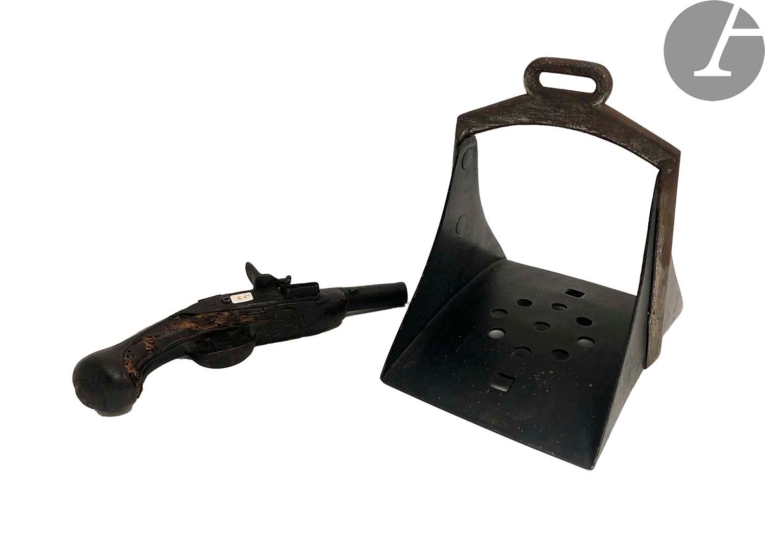 Null 燧发枪旅行手枪。
圆形枪管，带强迫性子弹。扁平的车身锁。铁制配件。库存（已驱虫）。
按原样。约1760/1780年。(氧化作用)。
附有一个北非的锻铁&hellip;