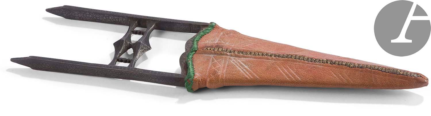 Null 印度匕首 "Katar "
的手柄上有树枝和钢制的双垫片，上面刻有叶子和花朵
。
大叶片，有中间的边缘（小的点蚀）。
剑鞘为天然皮革，有浮雕。
长度：&hellip;