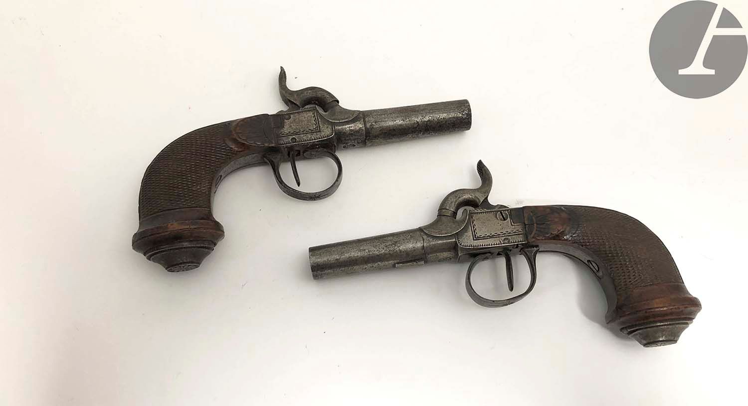 Null 一对打击式手枪。
圆形枪管，带强迫性子弹。雕刻的胸部和扳机防护装置。雕花和方形的胡桃木股。
A.B.E. 大约1840/1850。