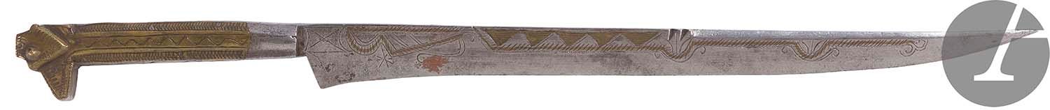 Null 阿尔及利亚刀 "Flissah"
黄铜包覆的刀柄上刻有一个动物头像。
刀背，雕刻并镶嵌有黄铜。
长度：39厘米B
.E
.