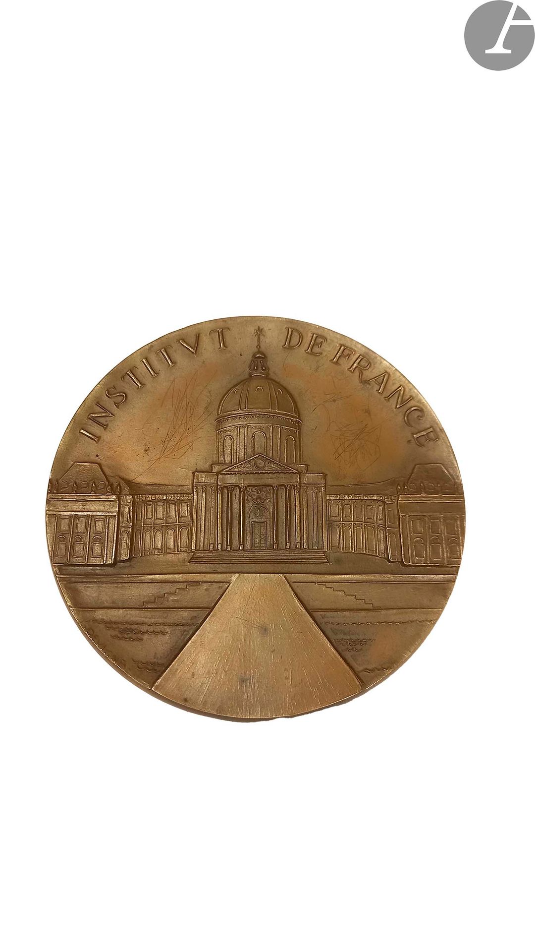 Null 雅克-德维尼的铜牌。
正面：法兰西学院。- 反面：不朽（穹顶）。
直径：9.5厘米T
.B
.