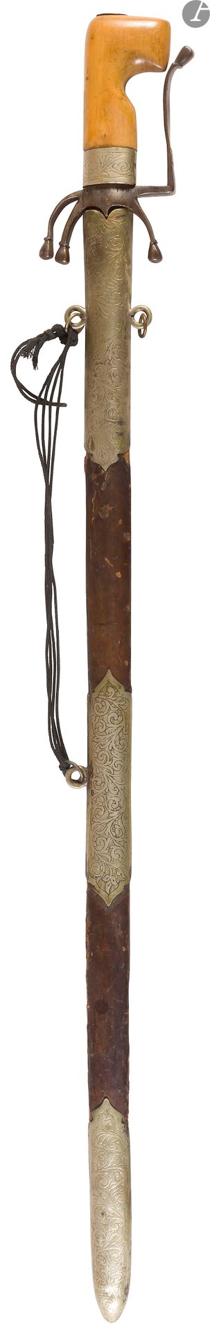 Null 摩洛哥的剑叫Nimcha。轻型木质手柄。镀银的金属框架。铁柄上有一个树枝，向下有三根羽毛。直刀，带沟槽。 皮制刀鞘，有三个白色金属饰件，刻有卷轴。
A&hellip;