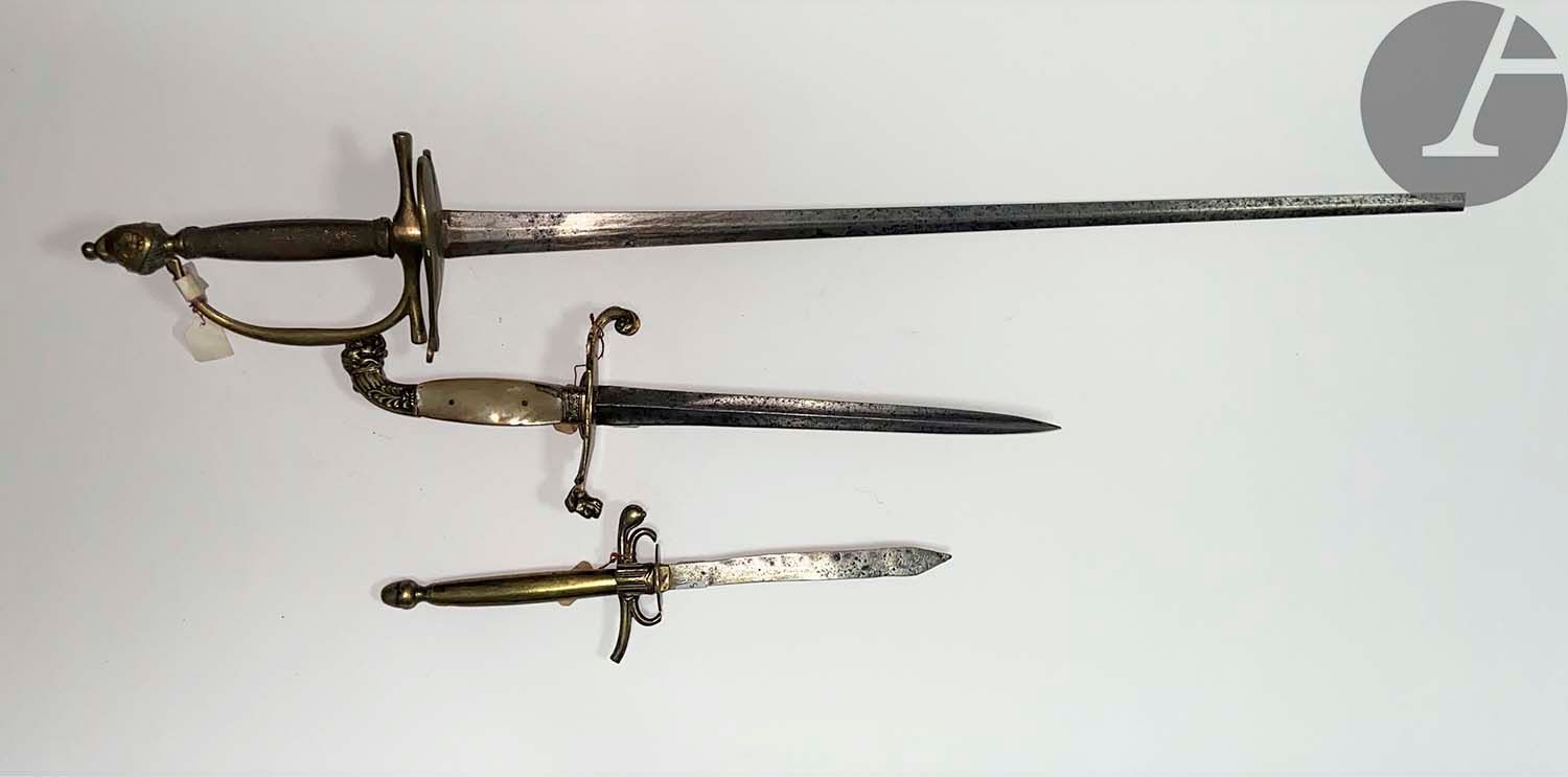 Null Three bladed weapons: 
- Uniform sword. Watermarked fuse. Brass mounting, p&hellip;