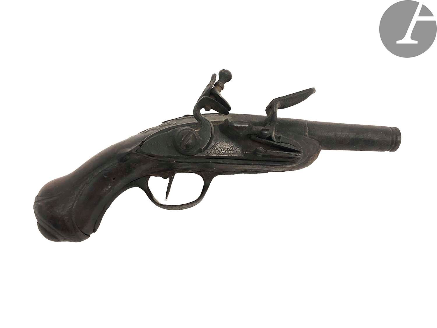Null 燧发枪旅行手枪。
圆桶，有雷电。签名为 "Marnet "的锁和鹅颈锤的扁平体。铁制配件。胡桃木股票。
E.M. 大约1780年。